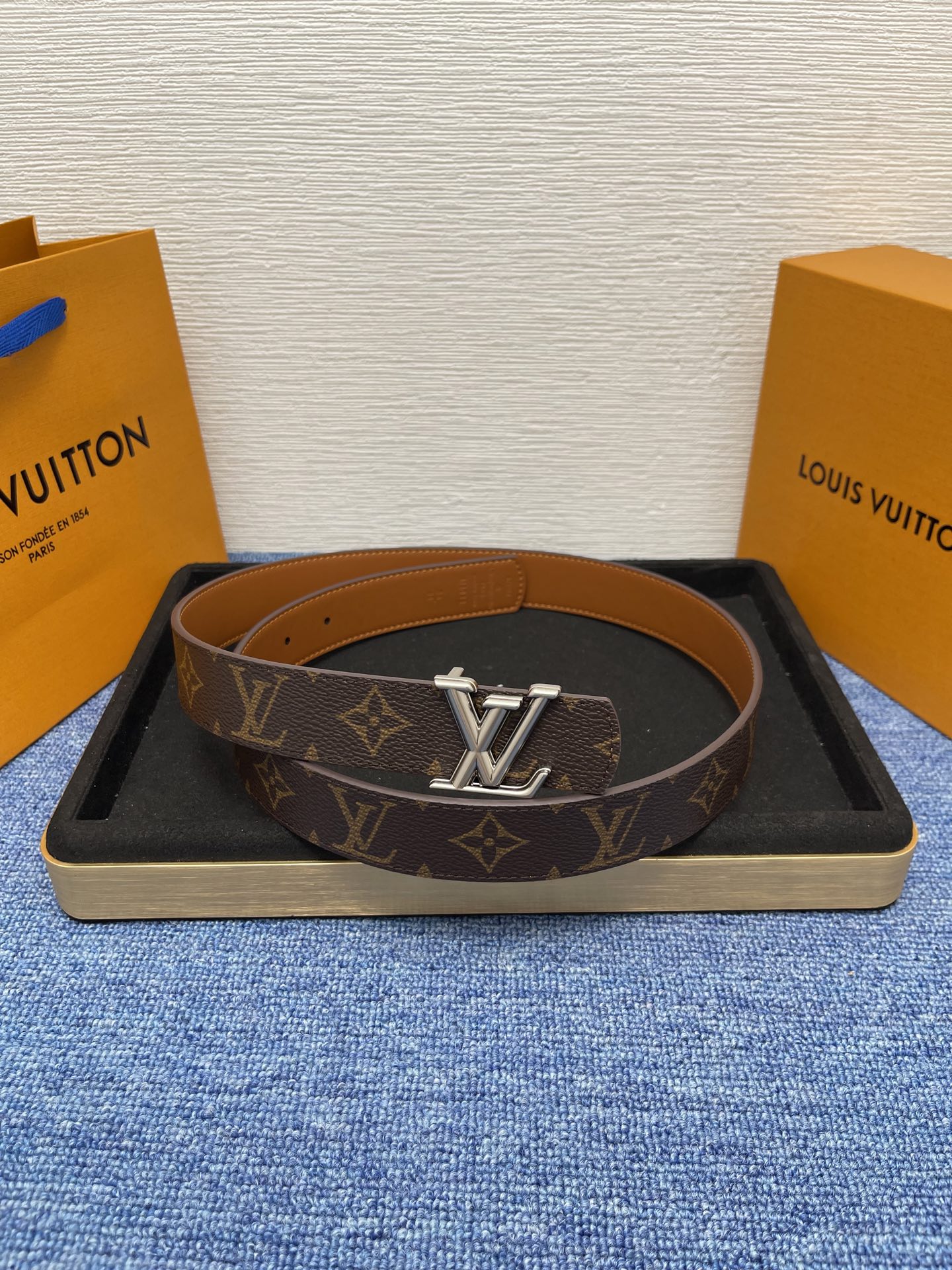 🔴 【品牌】LV  3．0cm 
🔴 【描述】这款饰有LV带扣的腰带配以水牛皮衬里，覆以Monogram