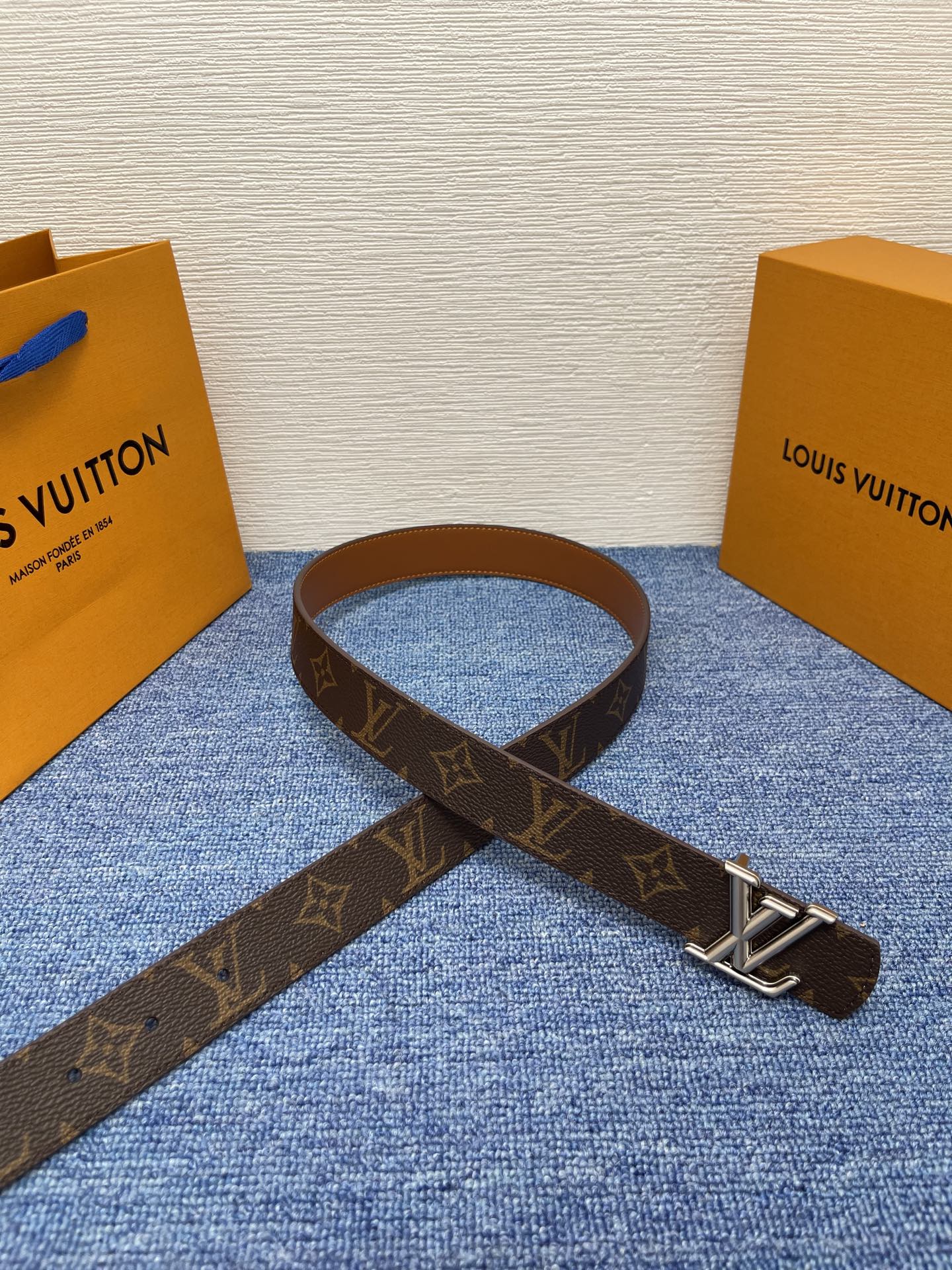 🔴 【品牌】LV  3．0cm 
🔴 【描述】这款饰有LV带扣的腰带配以水牛皮衬里，覆以Monogram