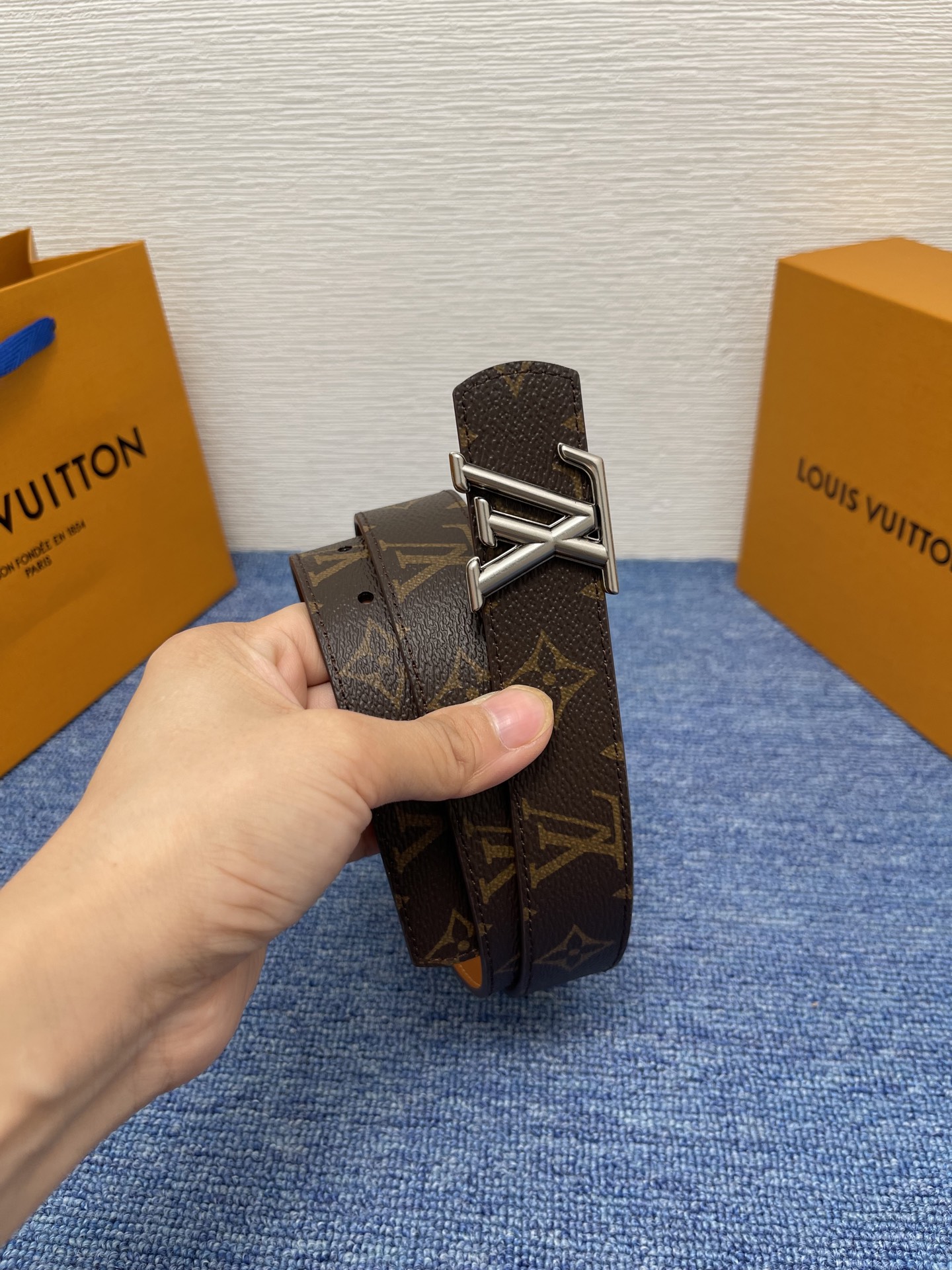 🔴 【品牌】LV  3．0cm 
🔴 【描述】这款饰有LV带扣的腰带配以水牛皮衬里，覆以Monogram
