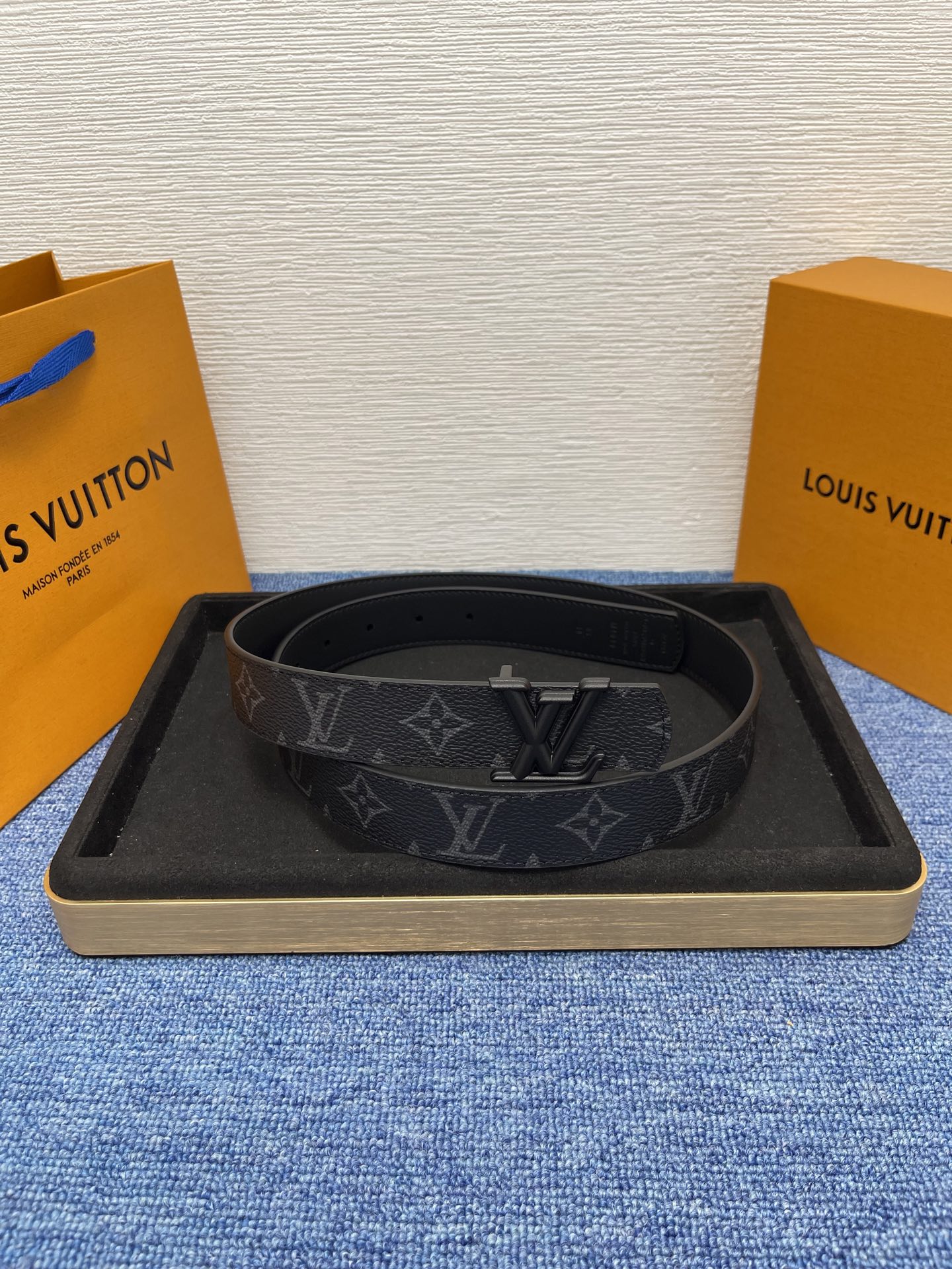 🔴 【品牌】LV  3．0cm 
🔴 【描述】这款饰有LV带扣的腰带配以水牛皮衬里，覆以Monogram