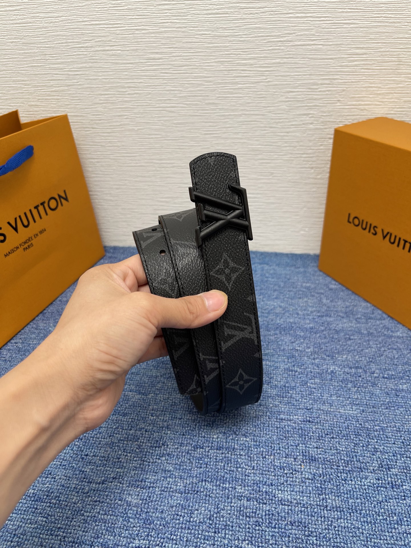 🔴 【品牌】LV  3．0cm 
🔴 【描述】这款饰有LV带扣的腰带配以水牛皮衬里，覆以Monogram