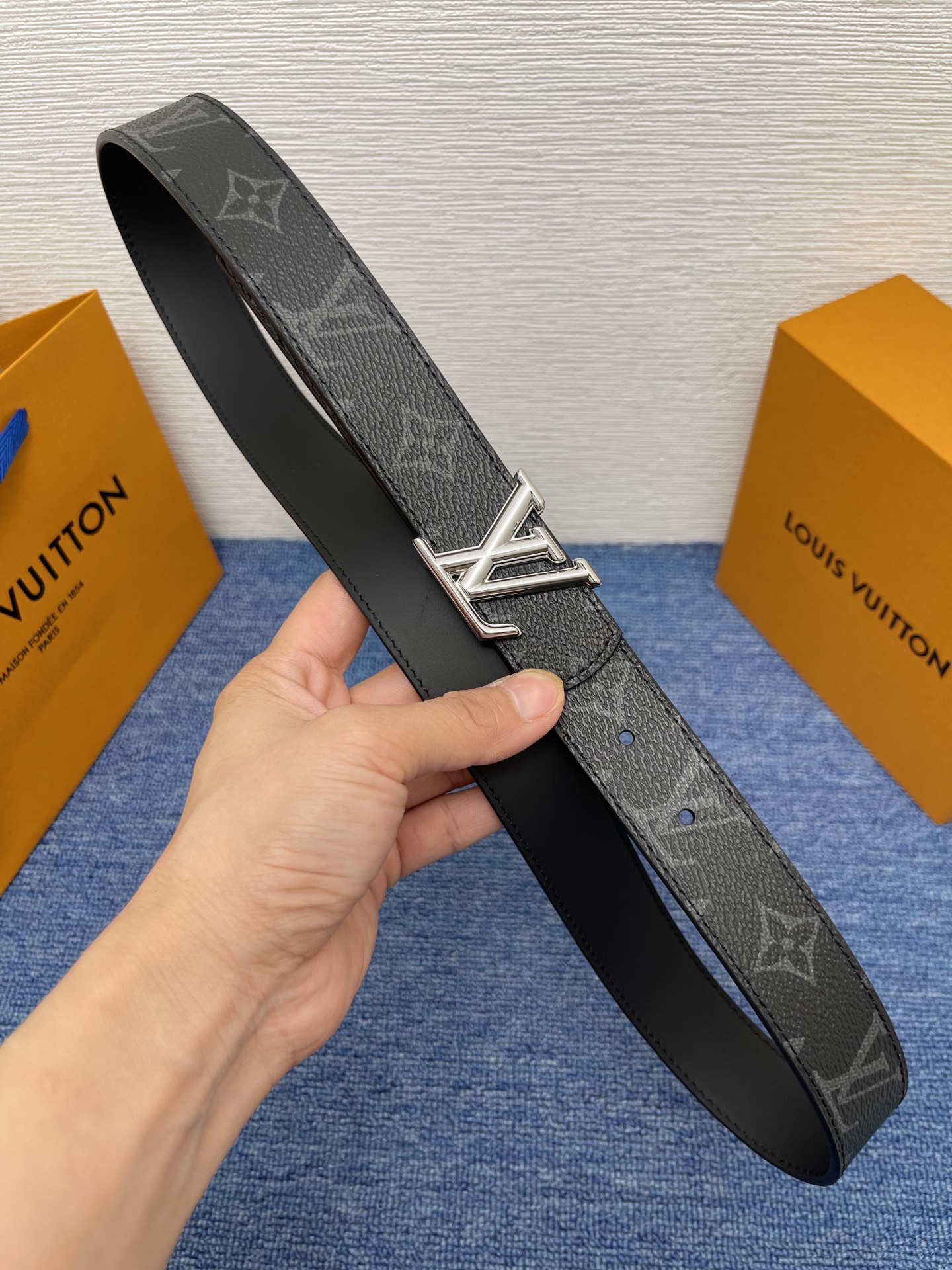 🔴 【品牌】LV  3．0cm 
🔴 【描述】这款饰有LV带扣的腰带配以水牛皮衬里，覆以Monogram