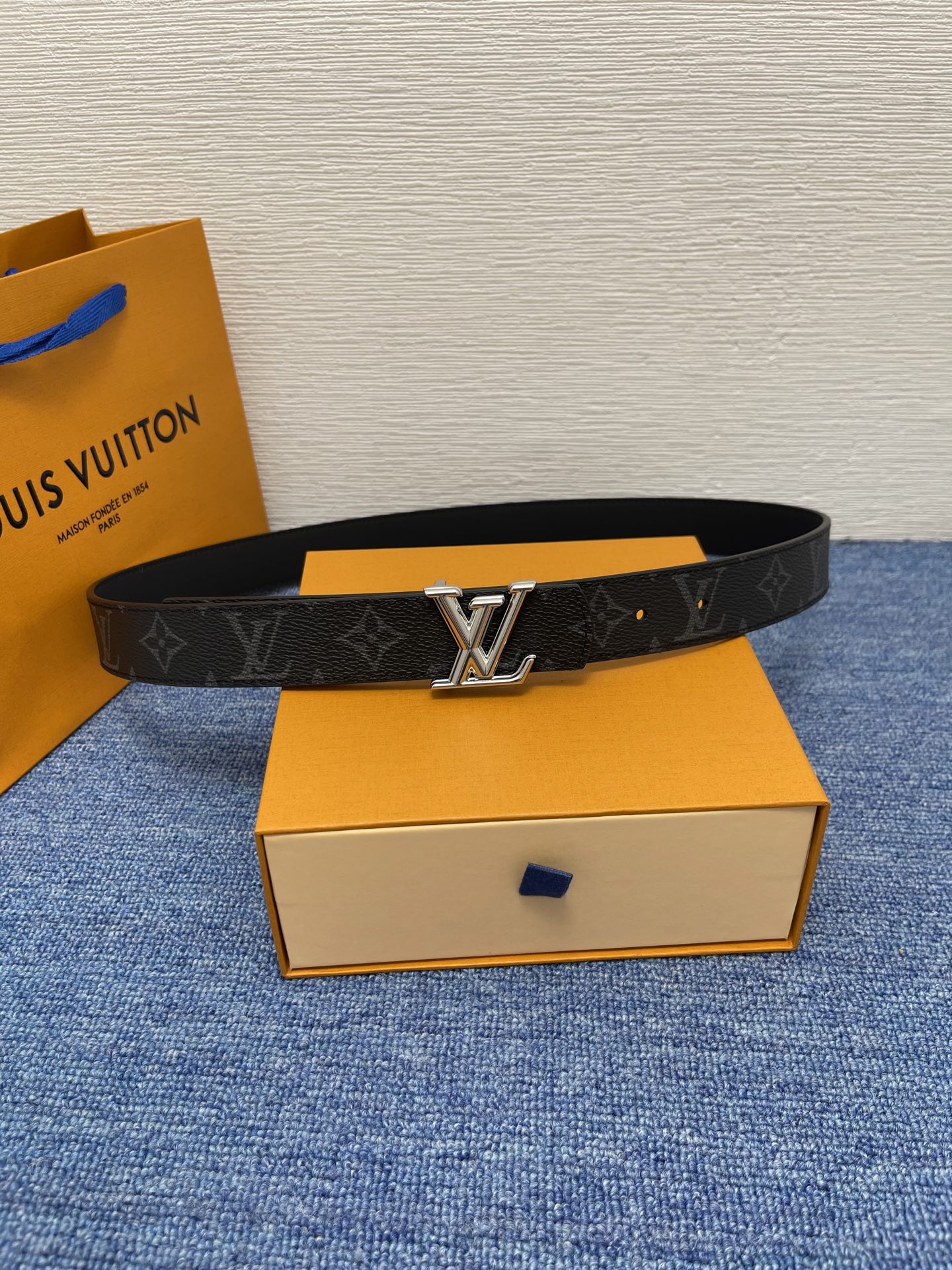 🔴 【品牌】LV  3．0cm 
🔴 【描述】这款饰有LV带扣的腰带配以水牛皮衬里，覆以Monogram