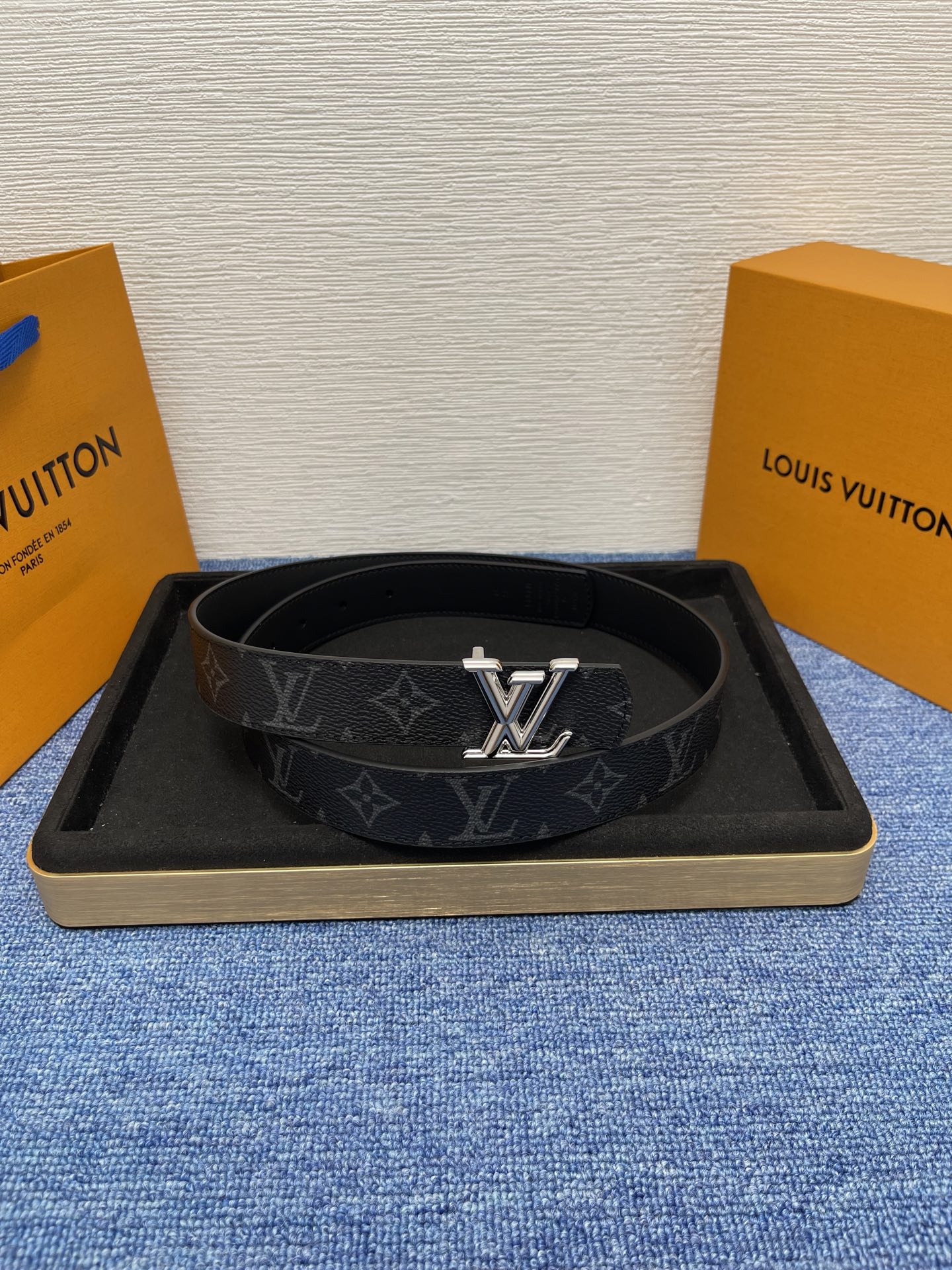 🔴 【品牌】LV  3．0cm 
🔴 【描述】这款饰有LV带扣的腰带配以水牛皮衬里，覆以Monogram