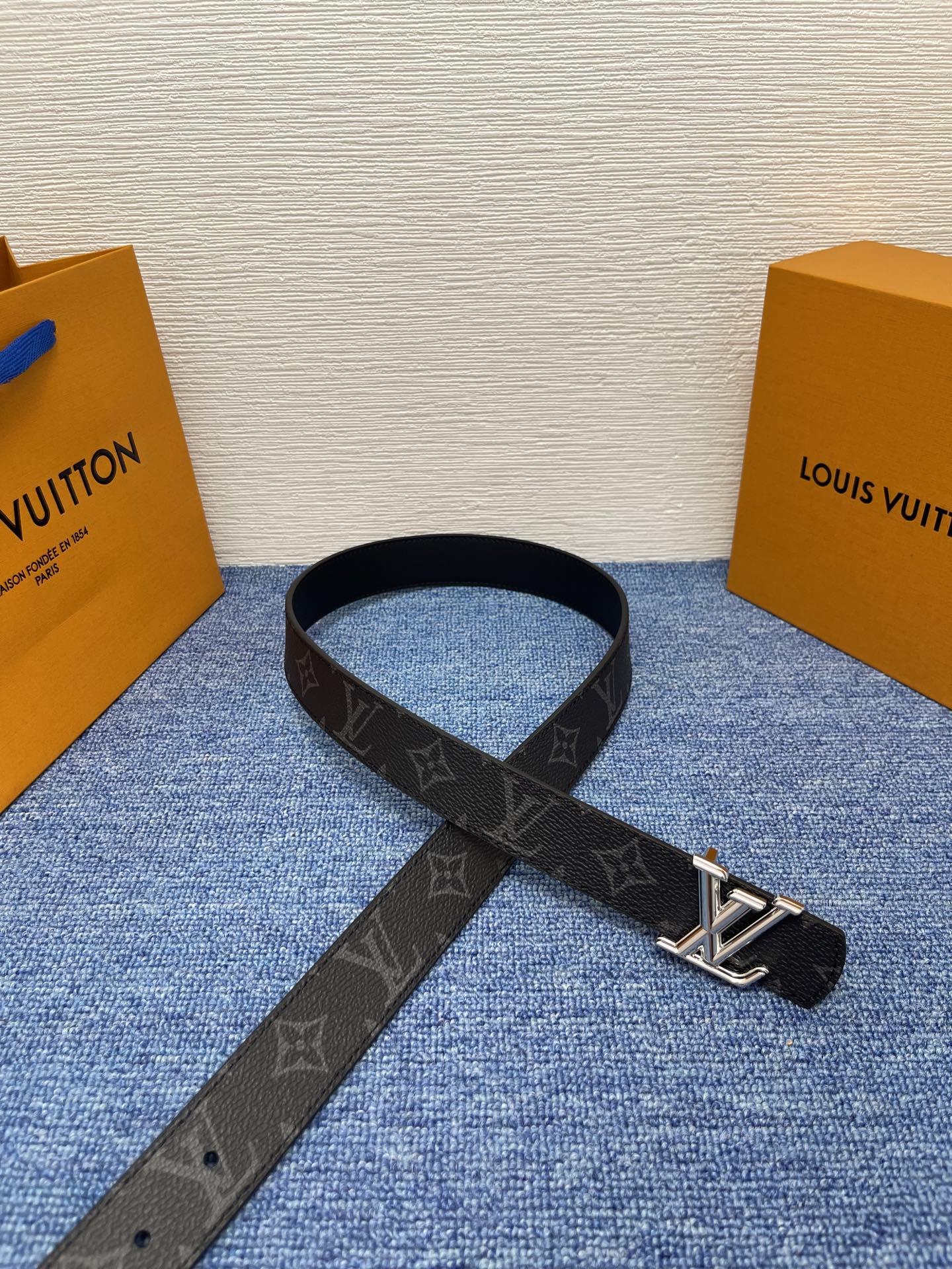 🔴 【品牌】LV  3．0cm 
🔴 【描述】这款饰有LV带扣的腰带配以水牛皮衬里，覆以Monogram