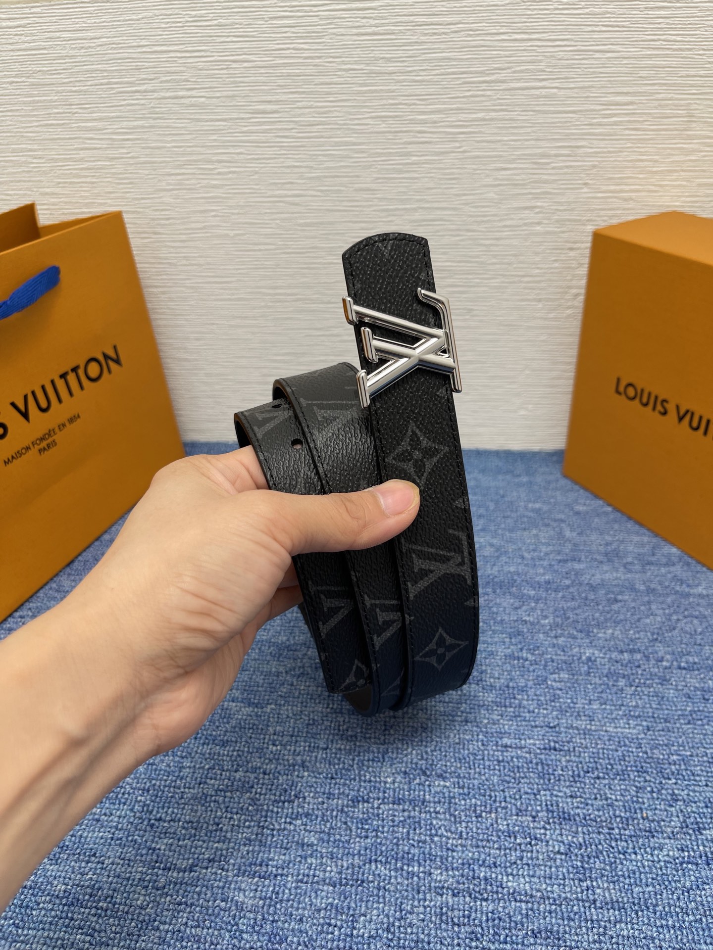 🔴 【品牌】LV  3．0cm 
🔴 【描述】这款饰有LV带扣的腰带配以水牛皮衬里，覆以Monogram