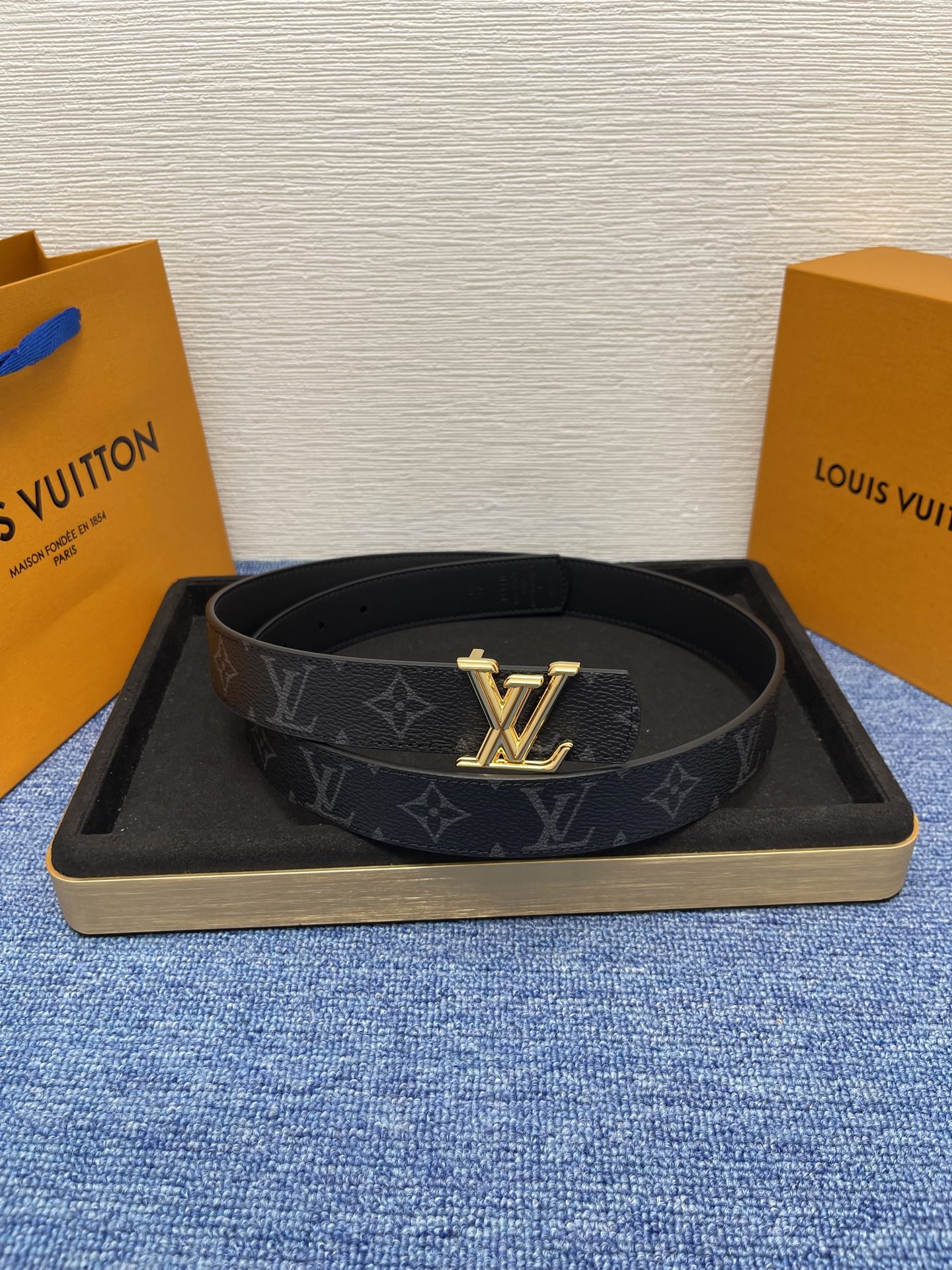 🔴 【品牌】LV  3．0cm 
🔴 【描述】这款饰有LV带扣的腰带配以水牛皮衬里，覆以Monogram