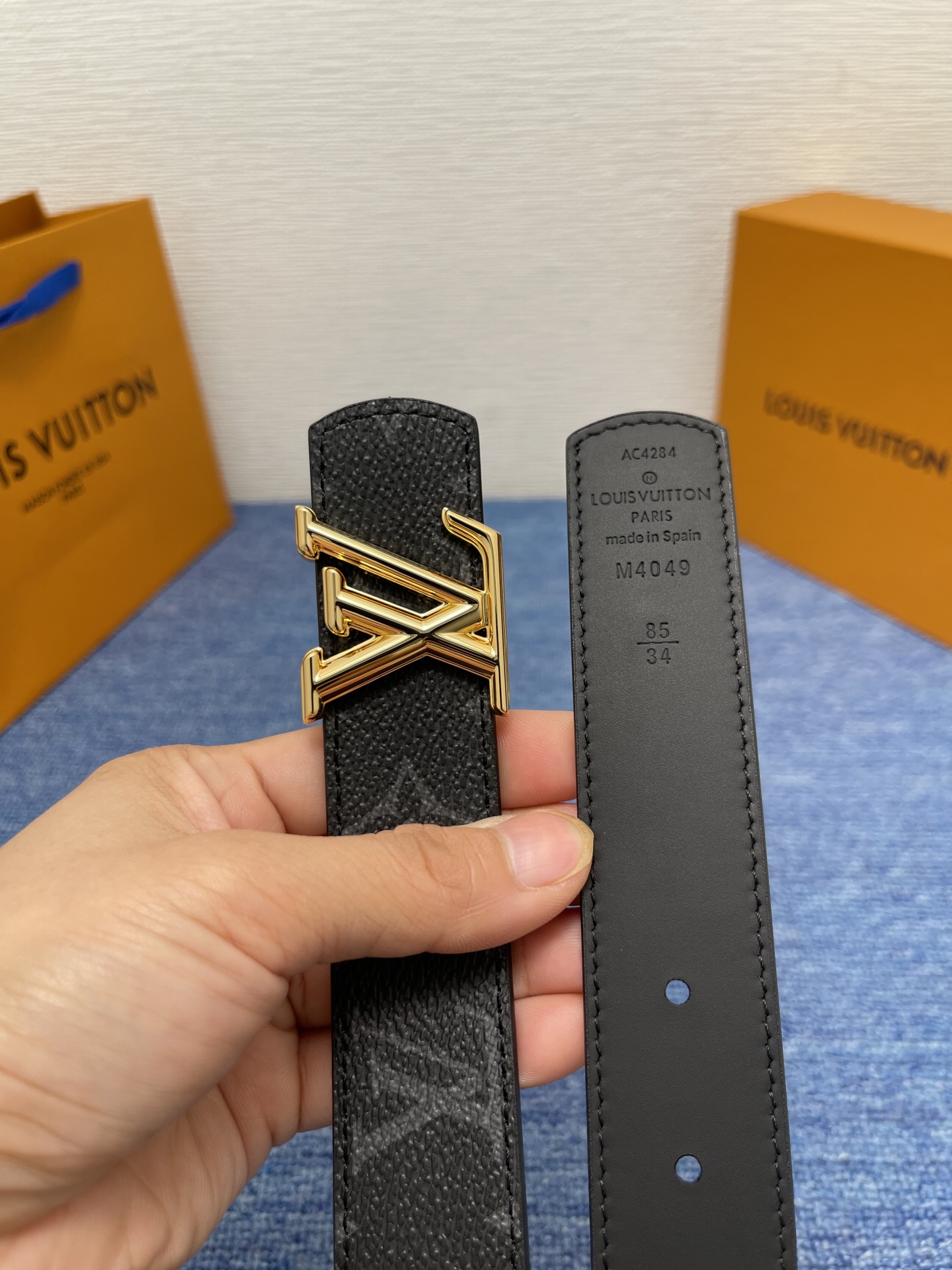 🔴 【品牌】LV  3．0cm 
🔴 【描述】这款饰有LV带扣的腰带配以水牛皮衬里，覆以Monogram