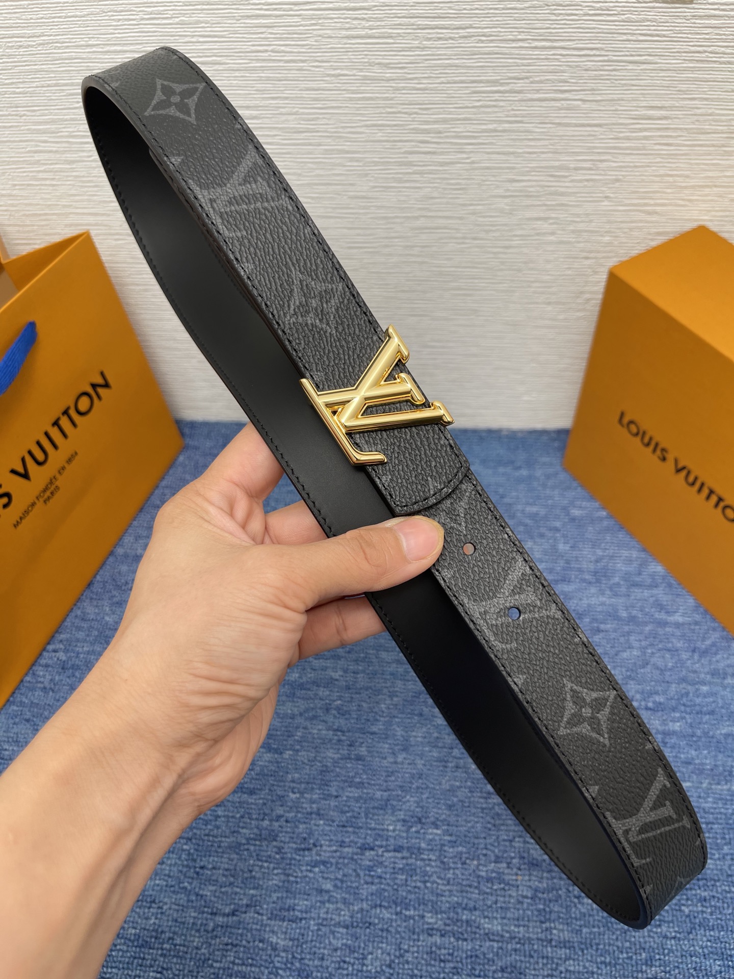 🔴 【品牌】LV  3．0cm 
🔴 【描述】这款饰有LV带扣的腰带配以水牛皮衬里，覆以Monogram