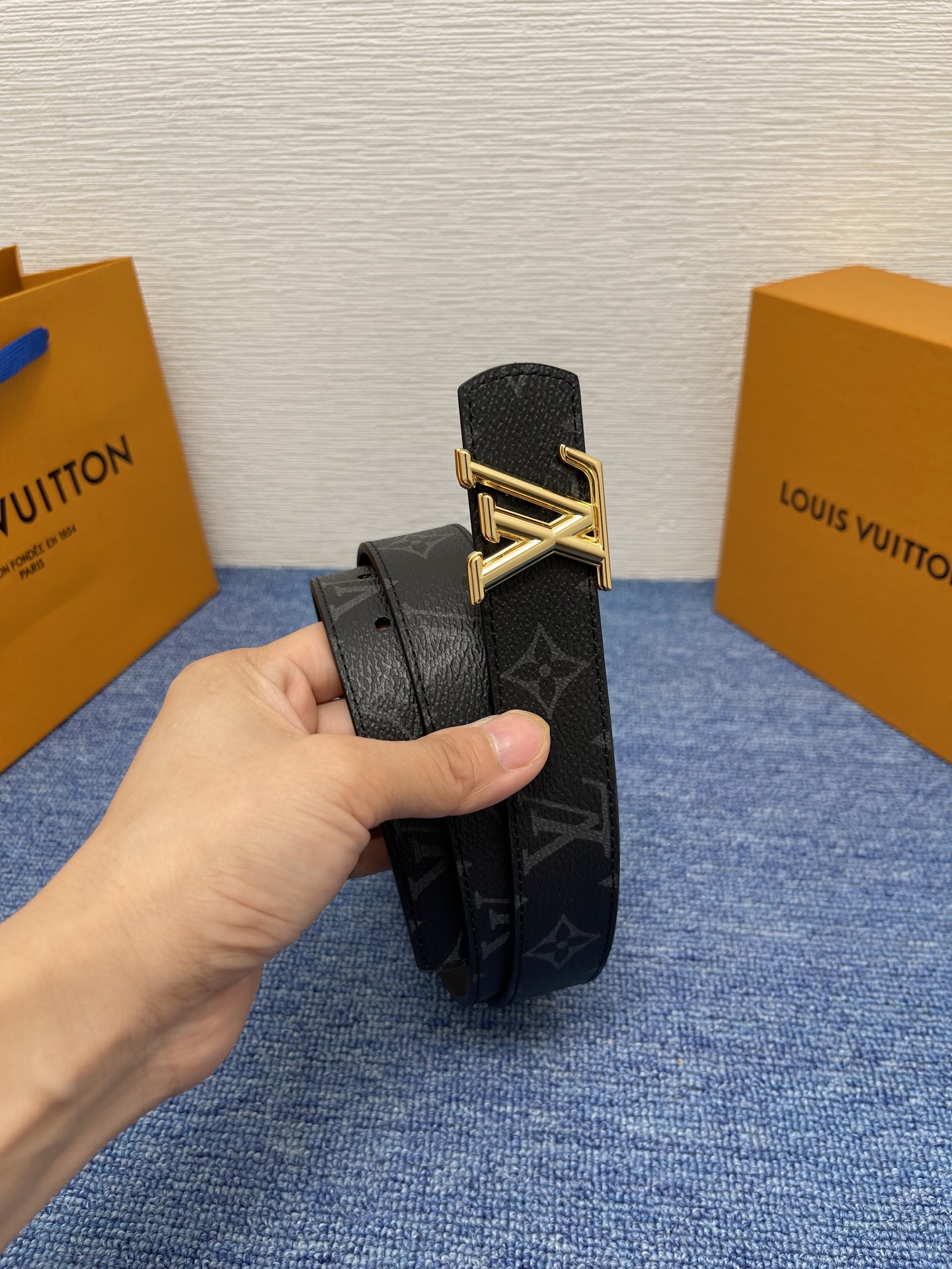 🔴 【品牌】LV  3．0cm 
🔴 【描述】这款饰有LV带扣的腰带配以水牛皮衬里，覆以Monogram