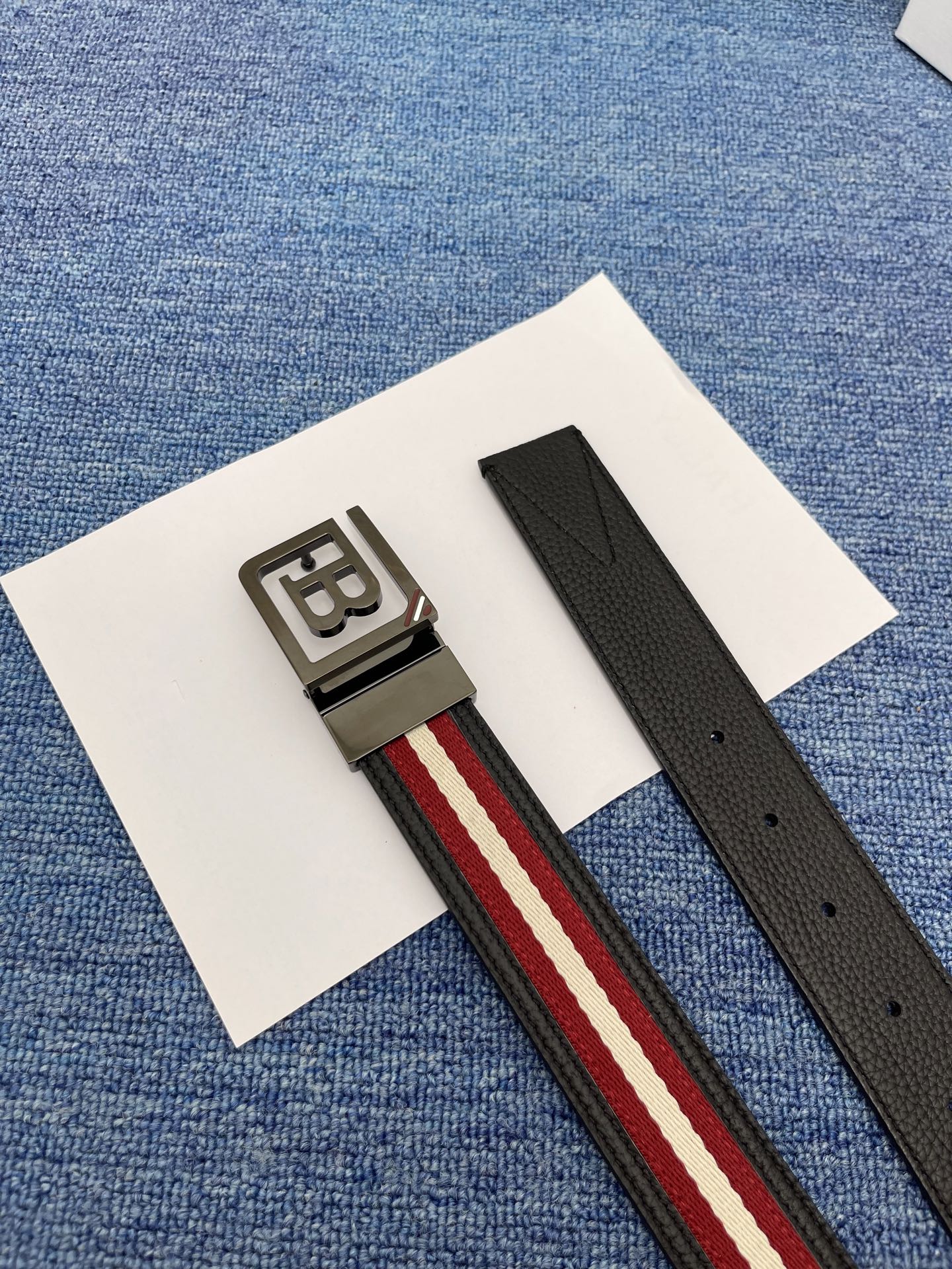 🔴  【品牌】巴利   NO.550  
🔴 【描述】经典系列新品腰带，采用小牛皮搭配布料，完美搭配手工