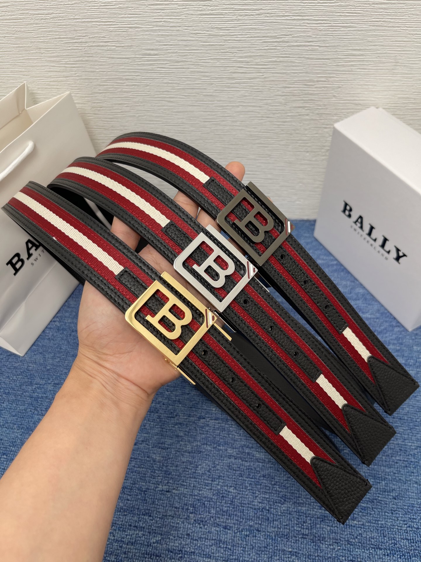 🔴  【品牌】巴利   NO.550  
🔴 【描述】经典系列新品腰带，采用小牛皮搭配布料，完美搭配手工