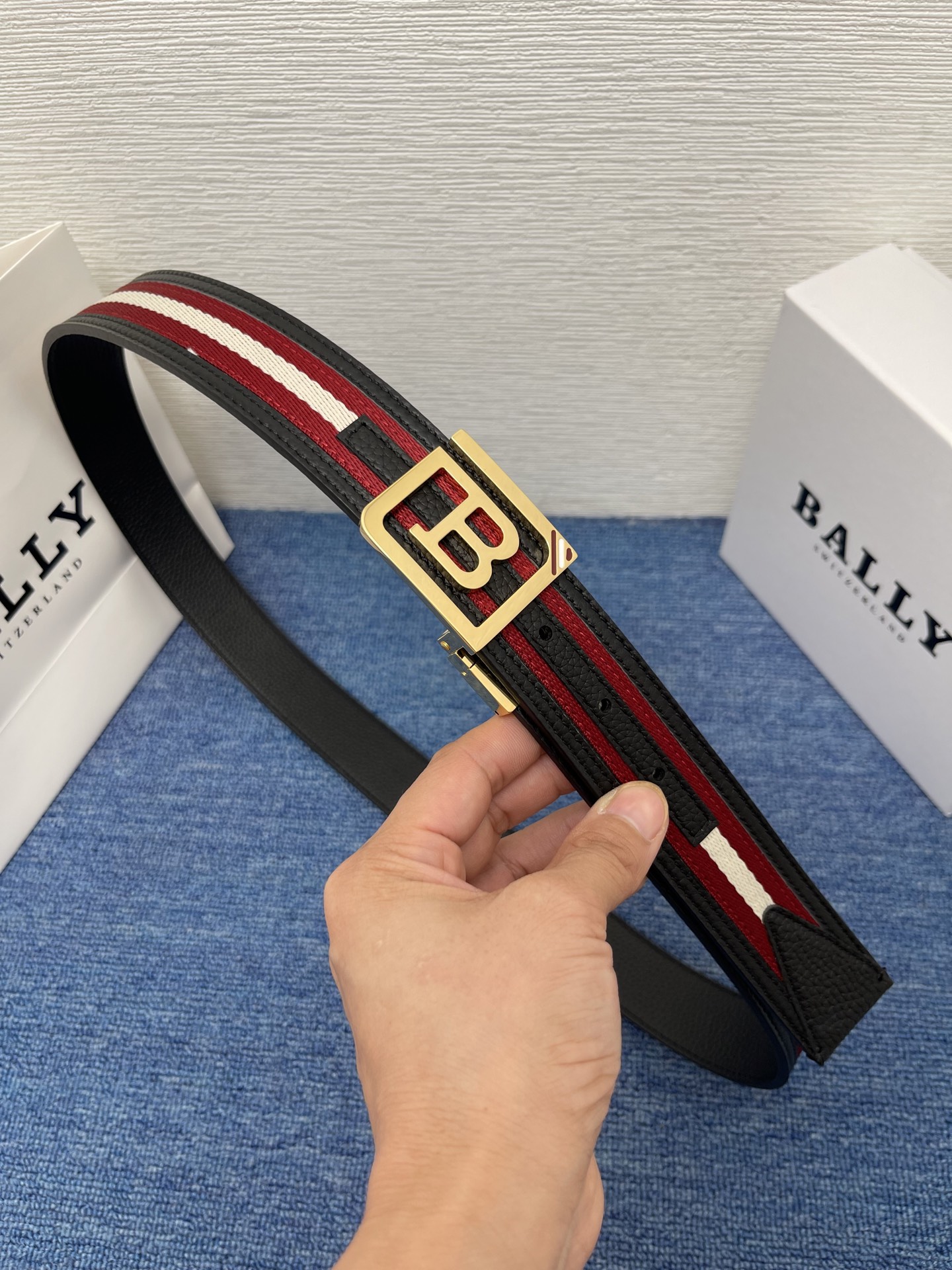 🔴  【品牌】巴利   NO.550  
🔴 【描述】经典系列新品腰带，采用小牛皮搭配布料，完美搭配手工