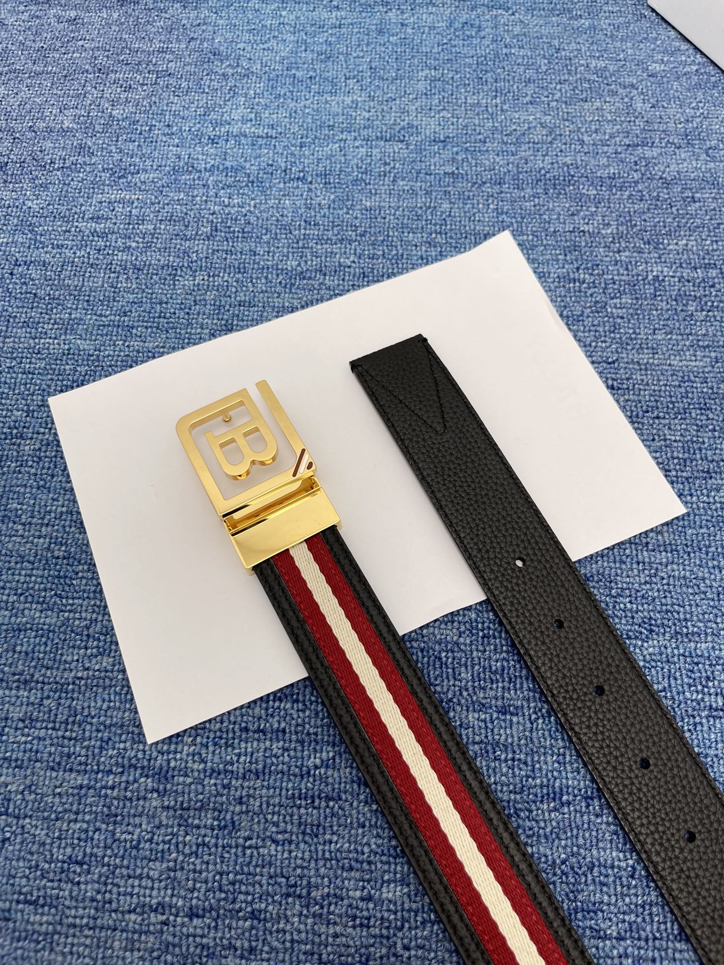 🔴  【品牌】巴利   NO.550  
🔴 【描述】经典系列新品腰带，采用小牛皮搭配布料，完美搭配手工