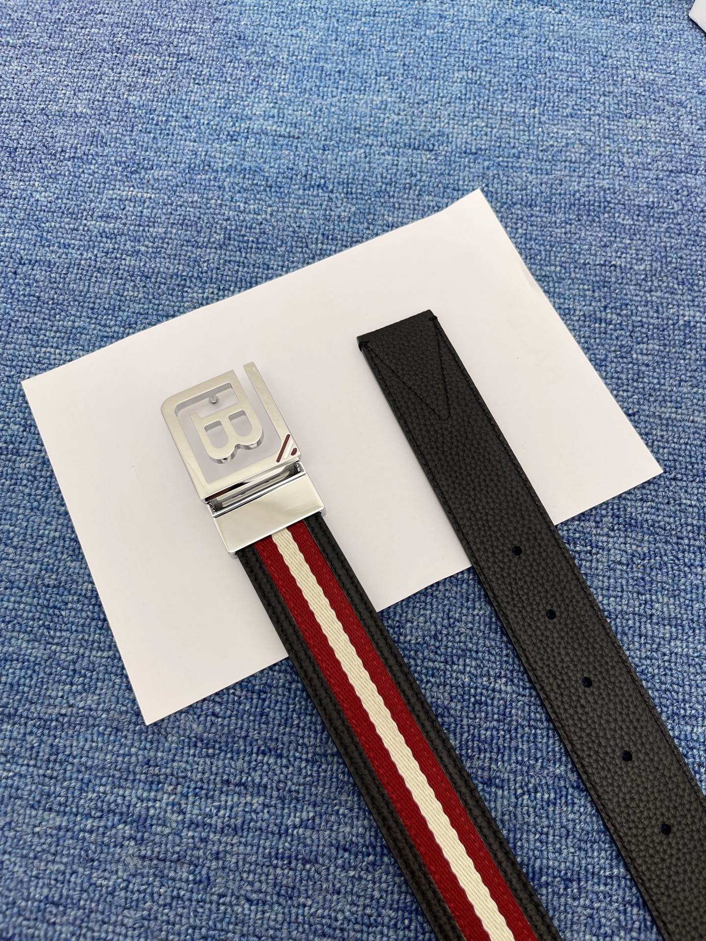🔴  【品牌】巴利   NO.550  
🔴 【描述】经典系列新品腰带，采用小牛皮搭配布料，完美搭配手工