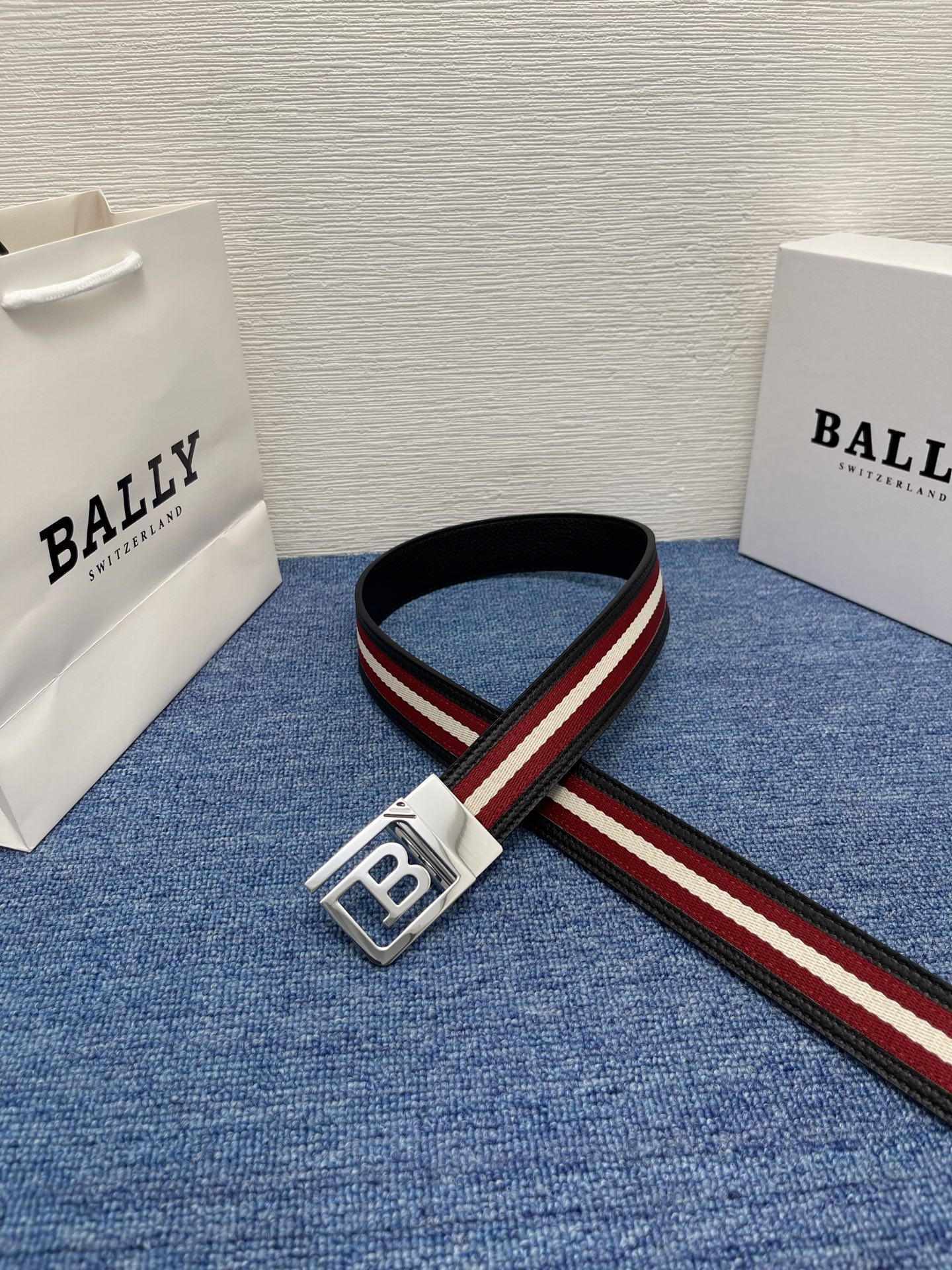 🔴  【品牌】巴利   NO.550  
🔴 【描述】经典系列新品腰带，采用小牛皮搭配布料，完美搭配手工