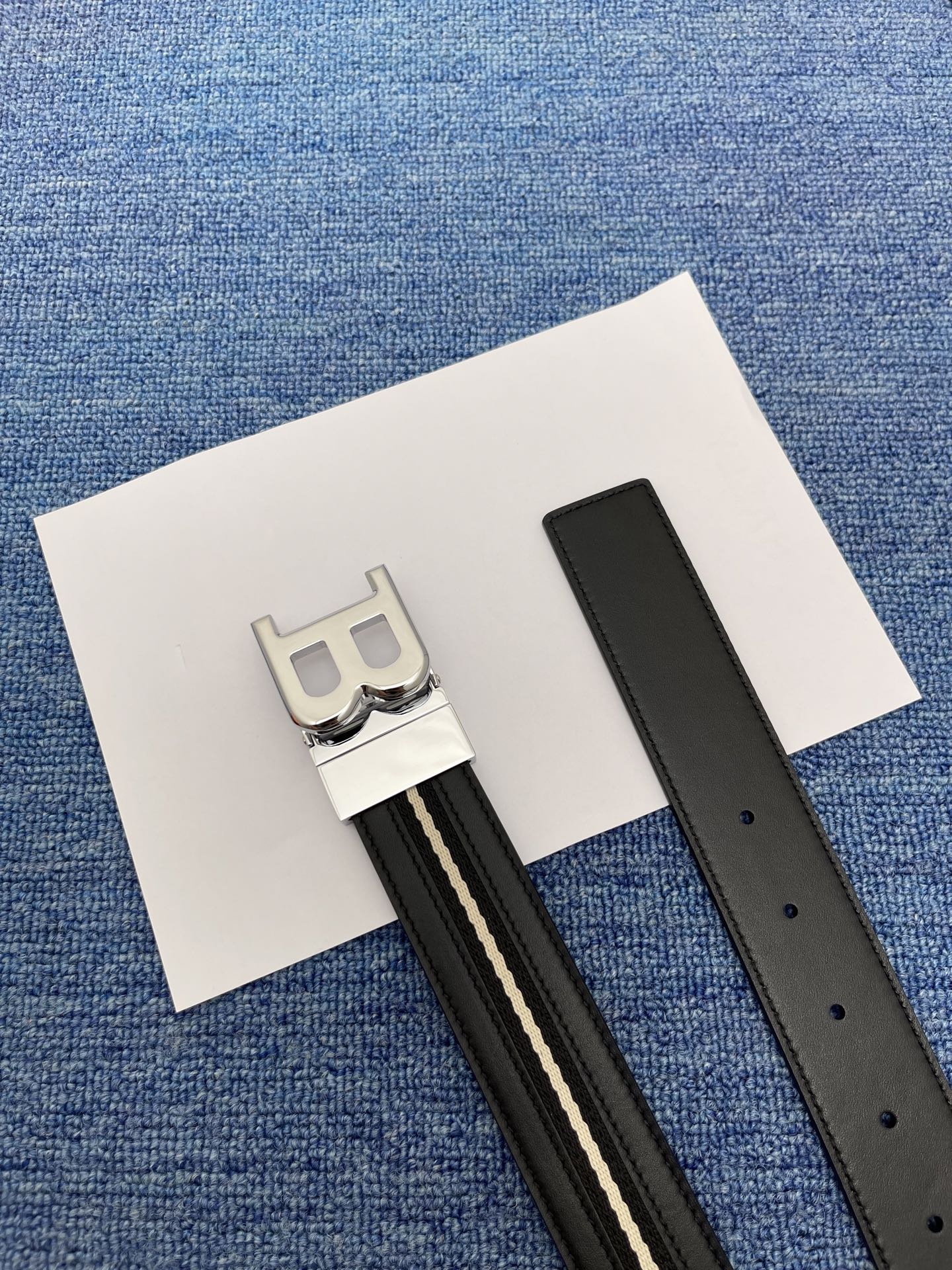 🔴  【品牌】巴利   NO.550  
🔴 【描述】经典系列新品腰带，采用小牛皮搭配布料，完美搭配手工