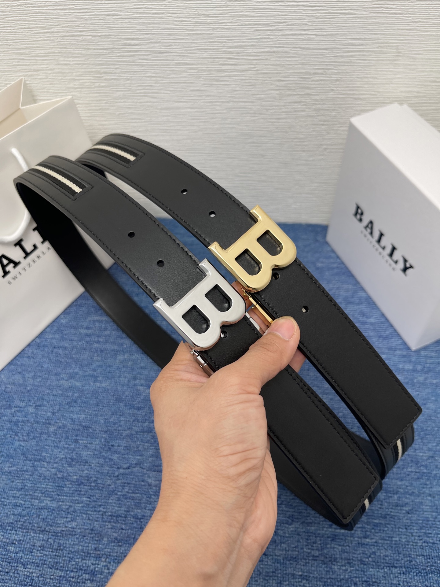 🔴  【品牌】巴利   NO.550  
🔴 【描述】经典系列新品腰带，采用小牛皮搭配布料，完美搭配手工