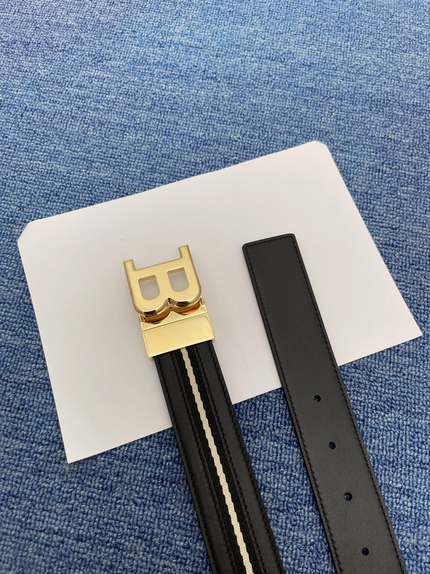 🔴  【品牌】巴利   NO.550  
🔴 【描述】经典系列新品腰带，采用小牛皮搭配布料，完美搭配手工