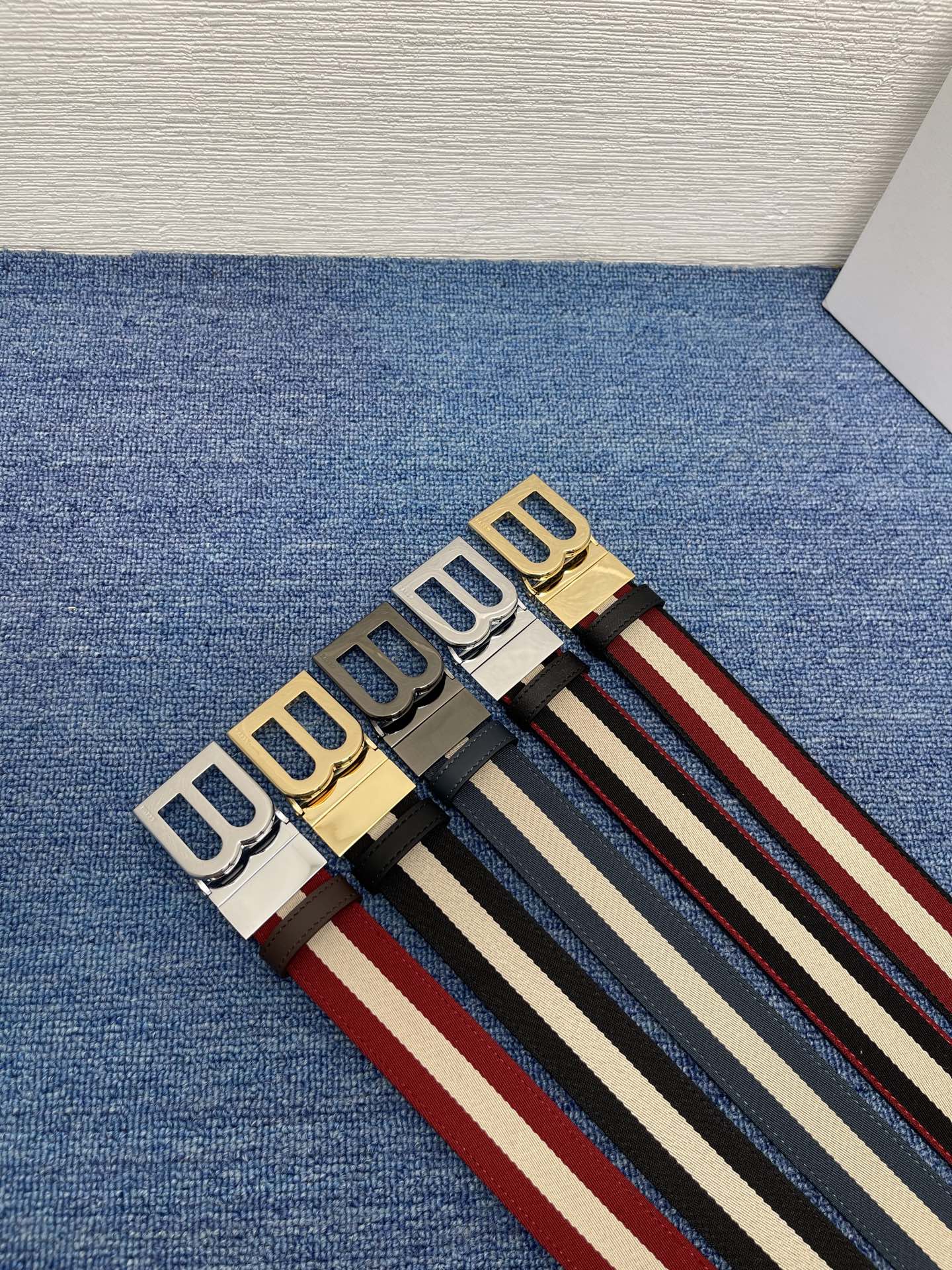 🔴  【品牌】巴利   NO.550  
🔴 【描述】经典系列新品腰带，采用小牛皮搭配布料，完美搭配手工