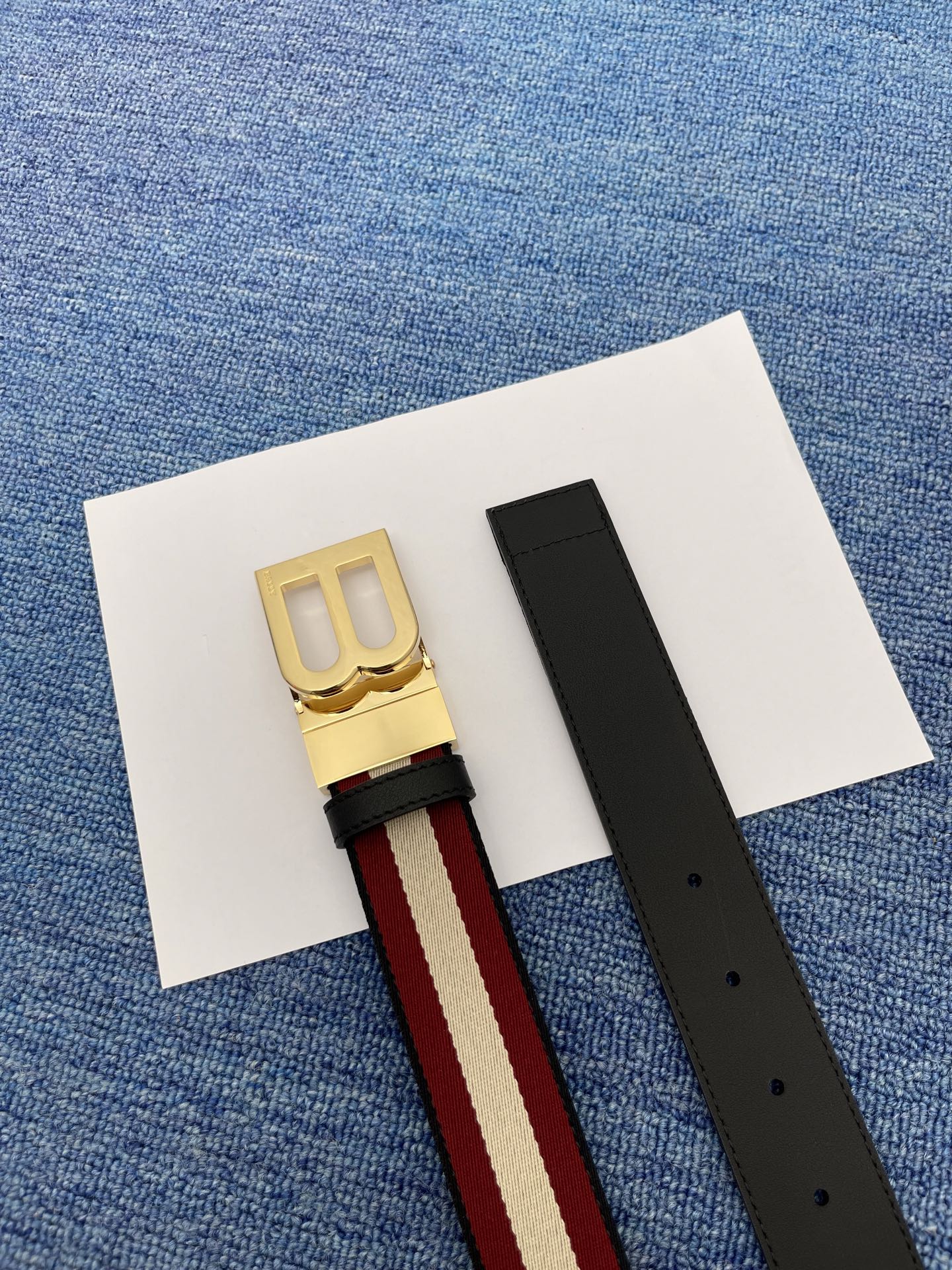 🔴  【品牌】巴利   NO.550  
🔴 【描述】经典系列新品腰带，采用小牛皮搭配布料，完美搭配手工
