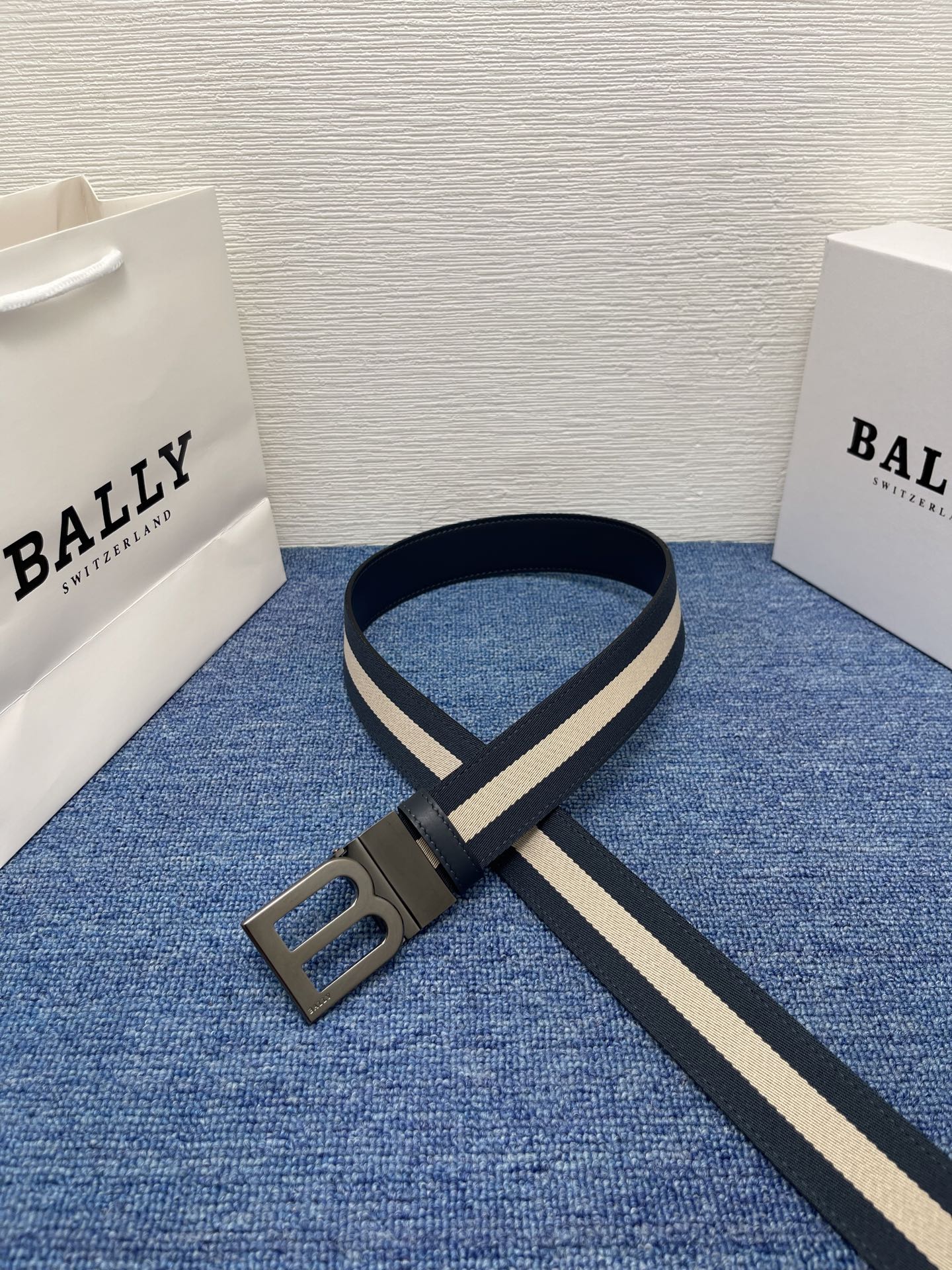 🔴  【品牌】巴利   NO.550  
🔴 【描述】经典系列新品腰带，采用小牛皮搭配布料，完美搭配手工