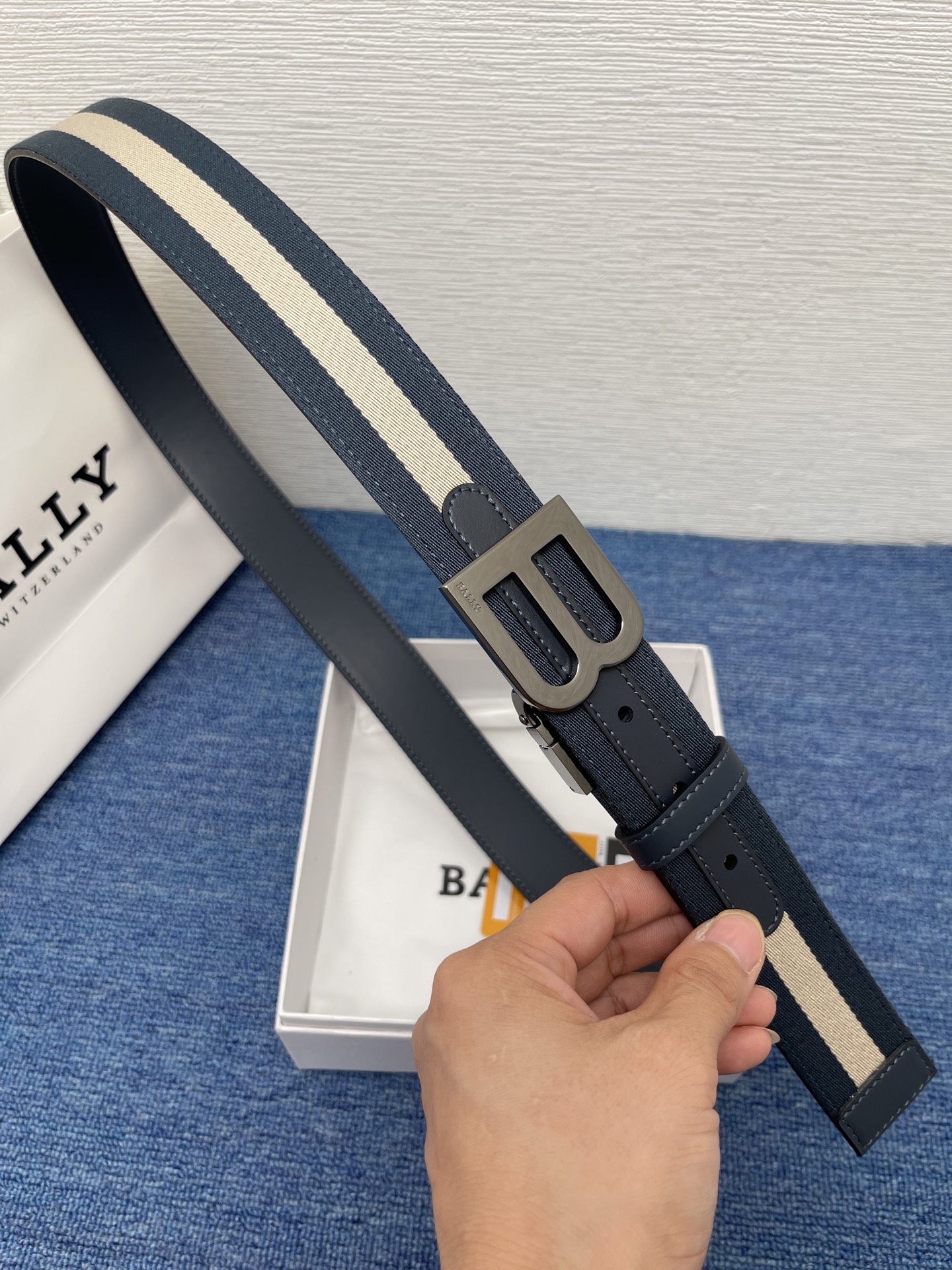 🔴  【品牌】巴利   NO.550  
🔴 【描述】经典系列新品腰带，采用小牛皮搭配布料，完美搭配手工