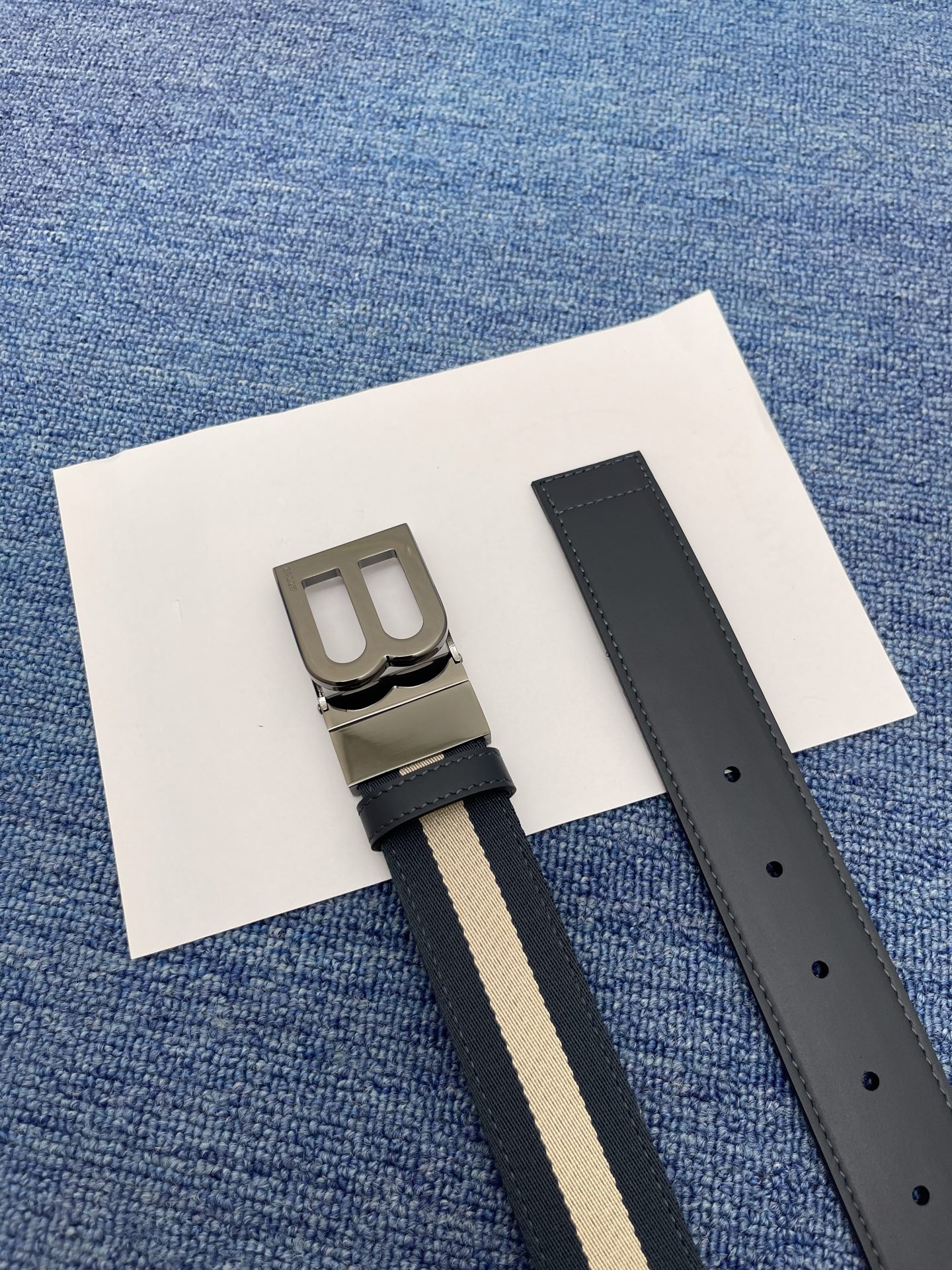 🔴  【品牌】巴利   NO.550  
🔴 【描述】经典系列新品腰带，采用小牛皮搭配布料，完美搭配手工