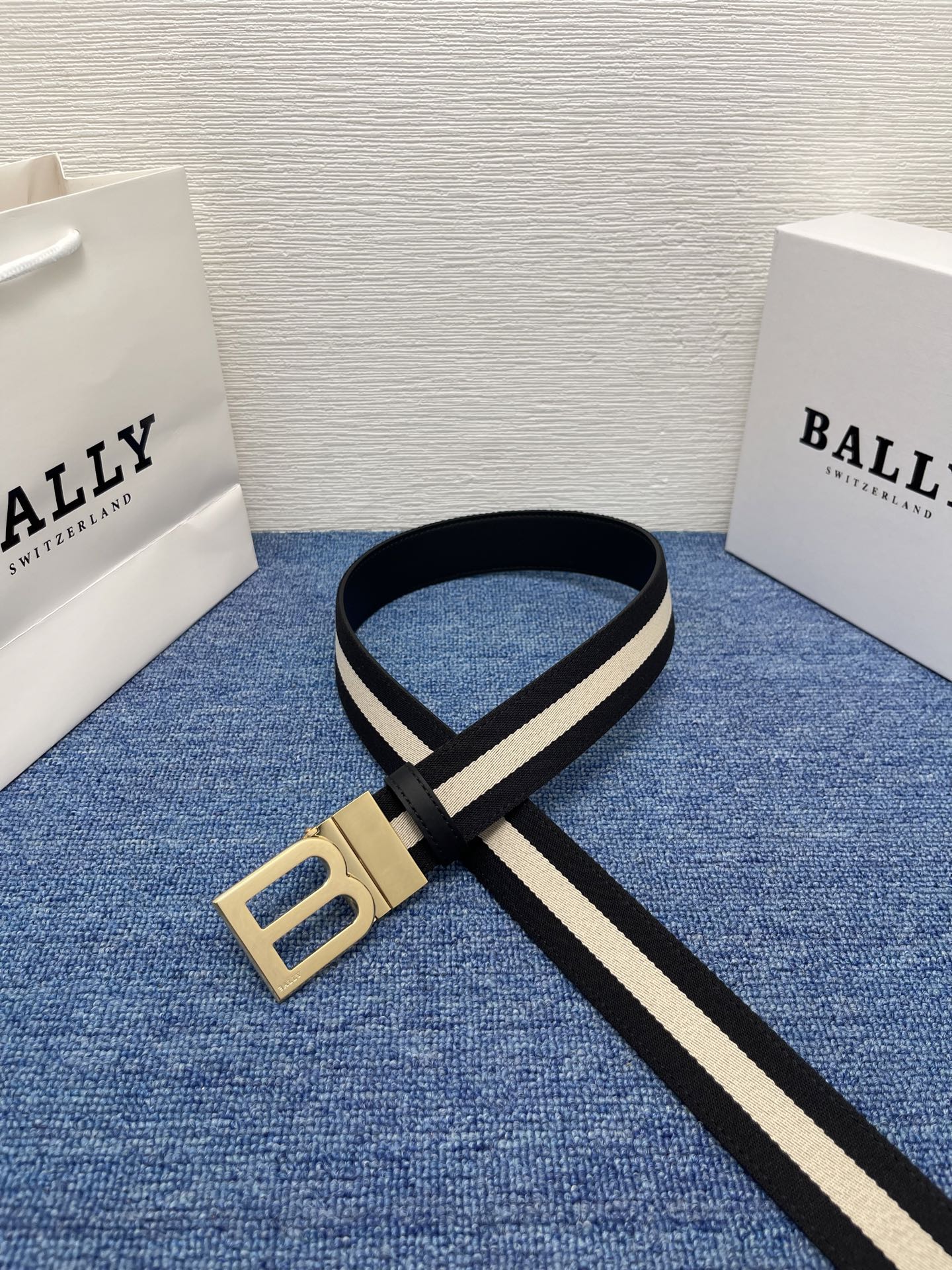 🔴  【品牌】巴利   NO.550  
🔴 【描述】经典系列新品腰带，采用小牛皮搭配布料，完美搭配手工
