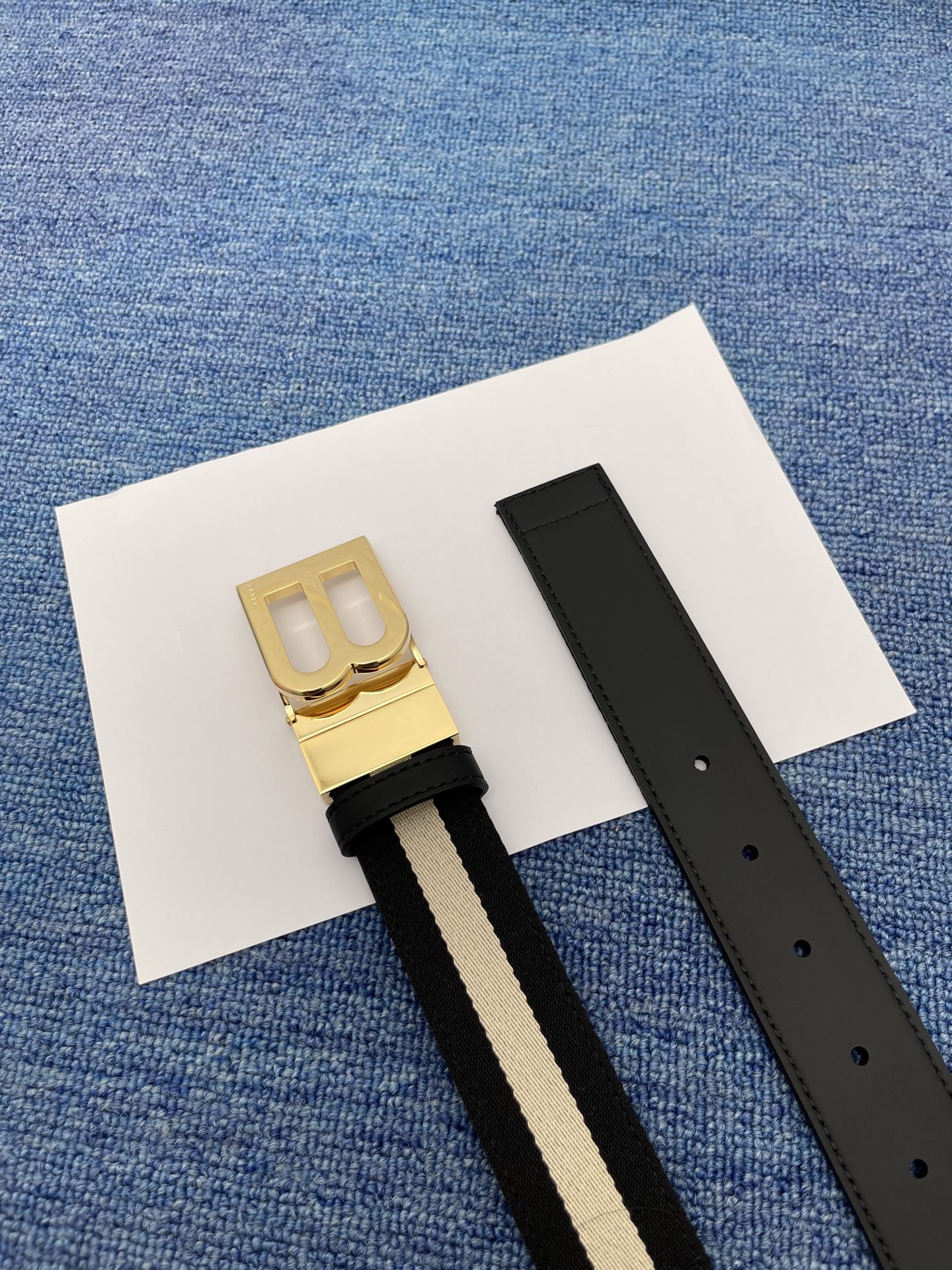 🔴  【品牌】巴利   NO.550  
🔴 【描述】经典系列新品腰带，采用小牛皮搭配布料，完美搭配手工