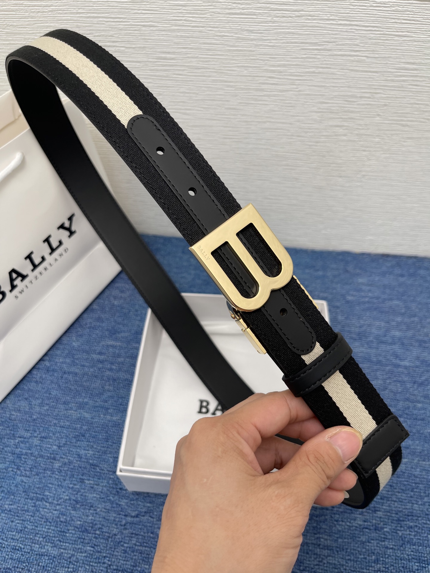 🔴  【品牌】巴利   NO.550  
🔴 【描述】经典系列新品腰带，采用小牛皮搭配布料，完美搭配手工