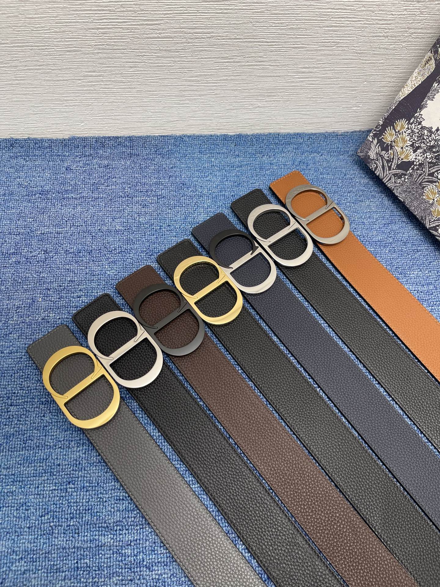 😍😍😍迪奥550 4.0cm。 
😍这款 Montaigne Avenue 腰带从同名手袋汲取灵感，采用