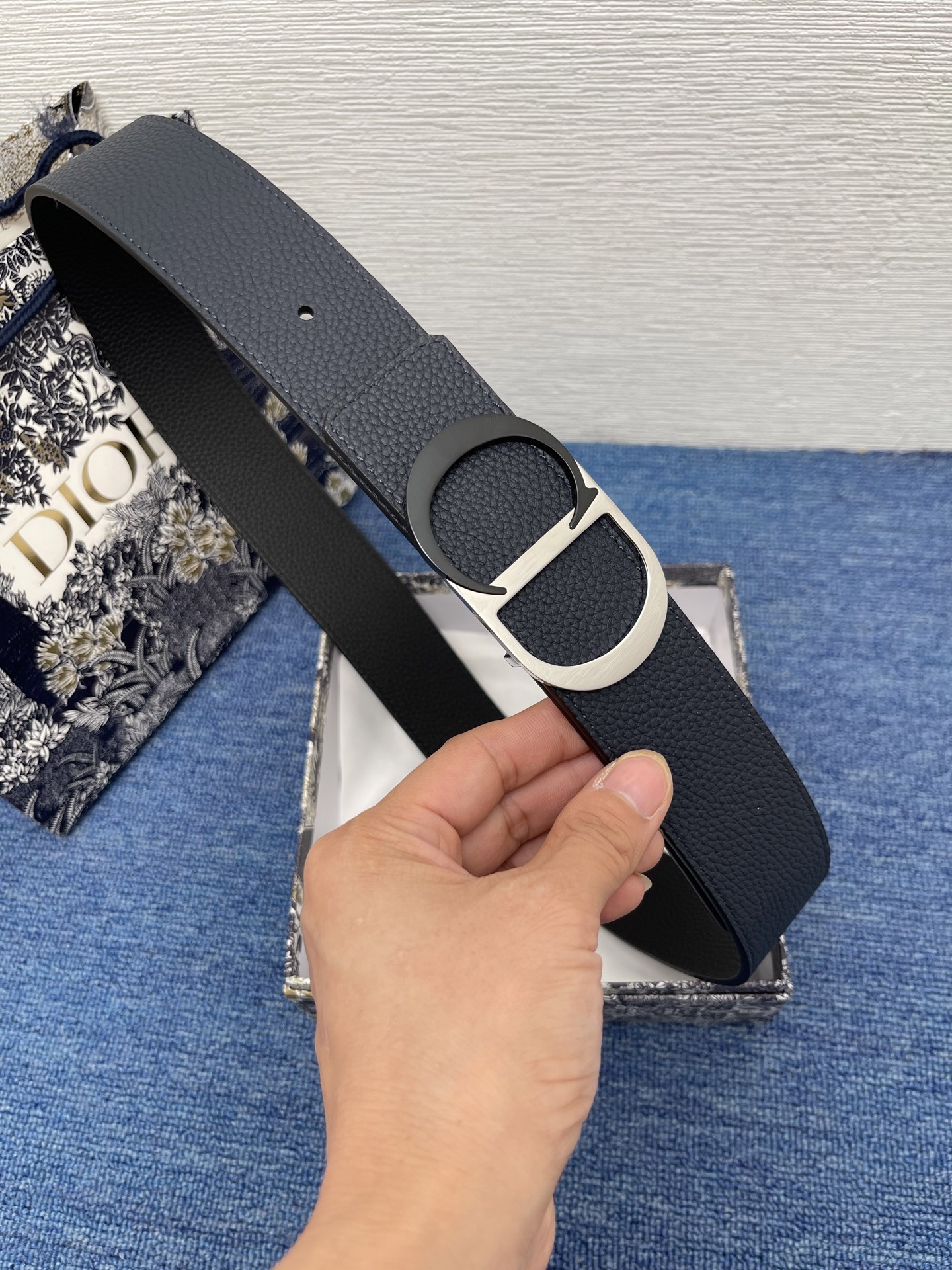 😍😍😍迪奥550 4.0cm。 
😍这款 Montaigne Avenue 腰带从同名手袋汲取灵感，采用