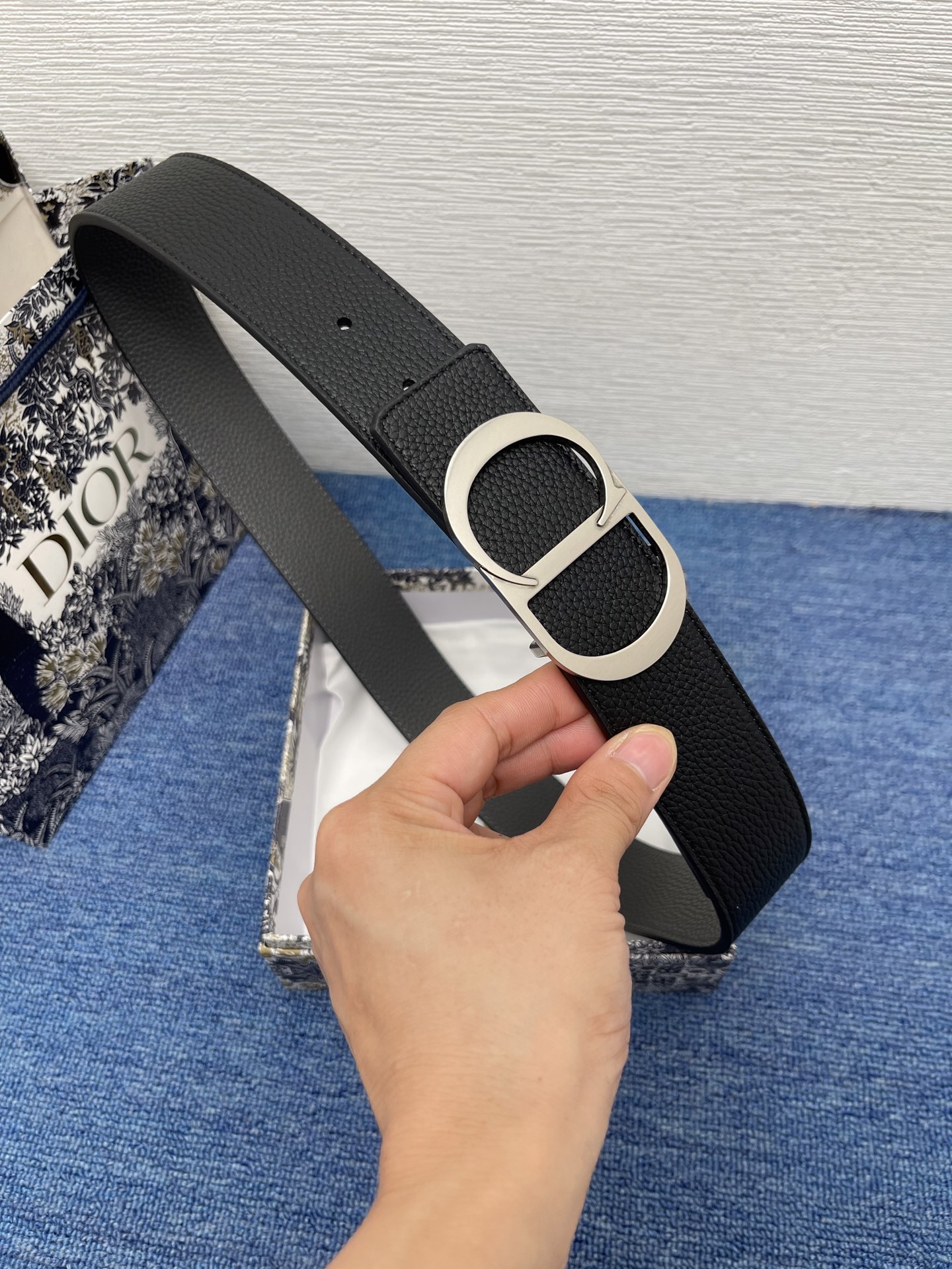 😍😍😍迪奥550 4.0cm。 
😍这款 Montaigne Avenue 腰带从同名手袋汲取灵感，采用