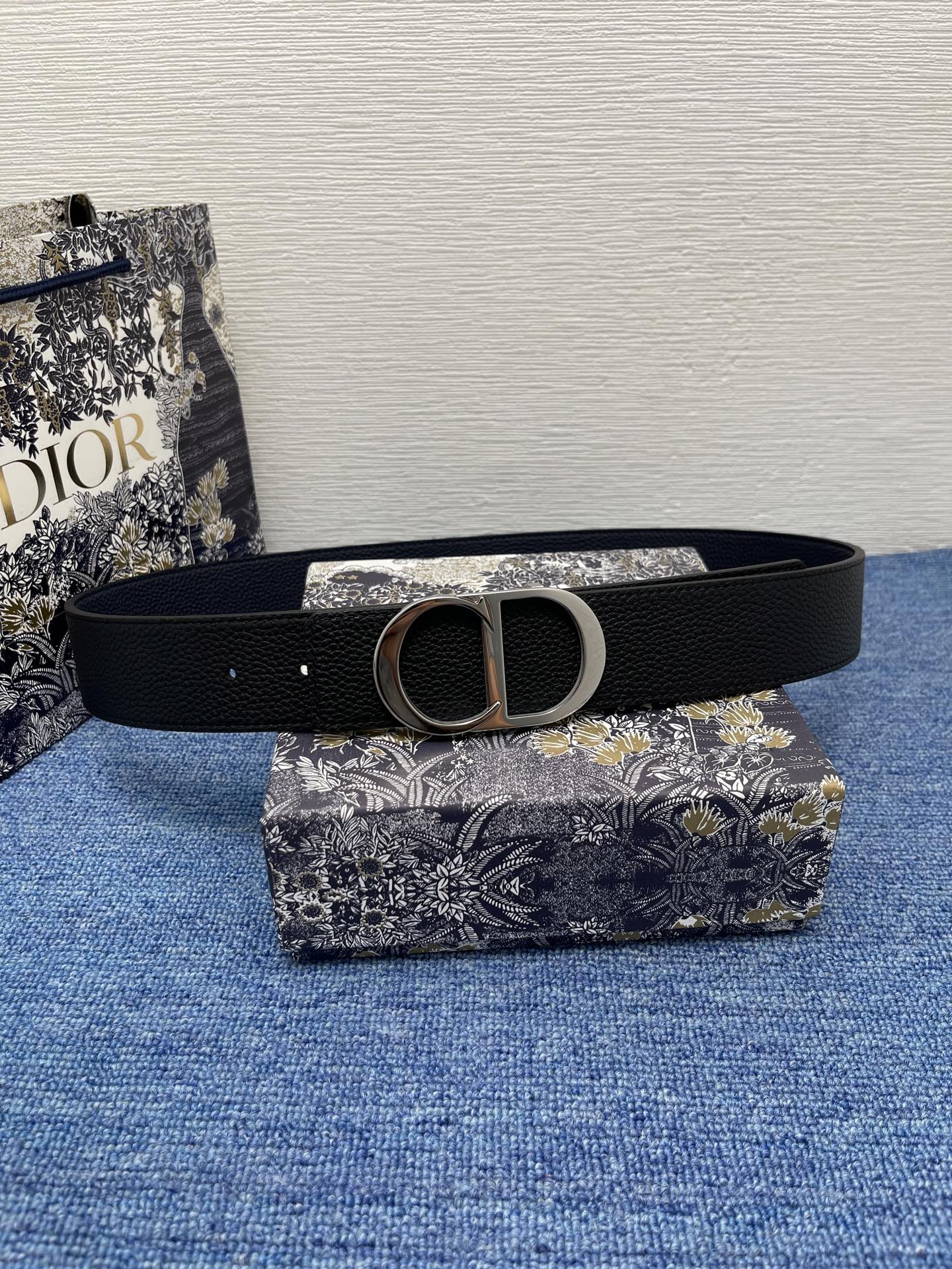 😍😍😍迪奥550 4.0cm。 
😍这款 Montaigne Avenue 腰带从同名手袋汲取灵感，采用