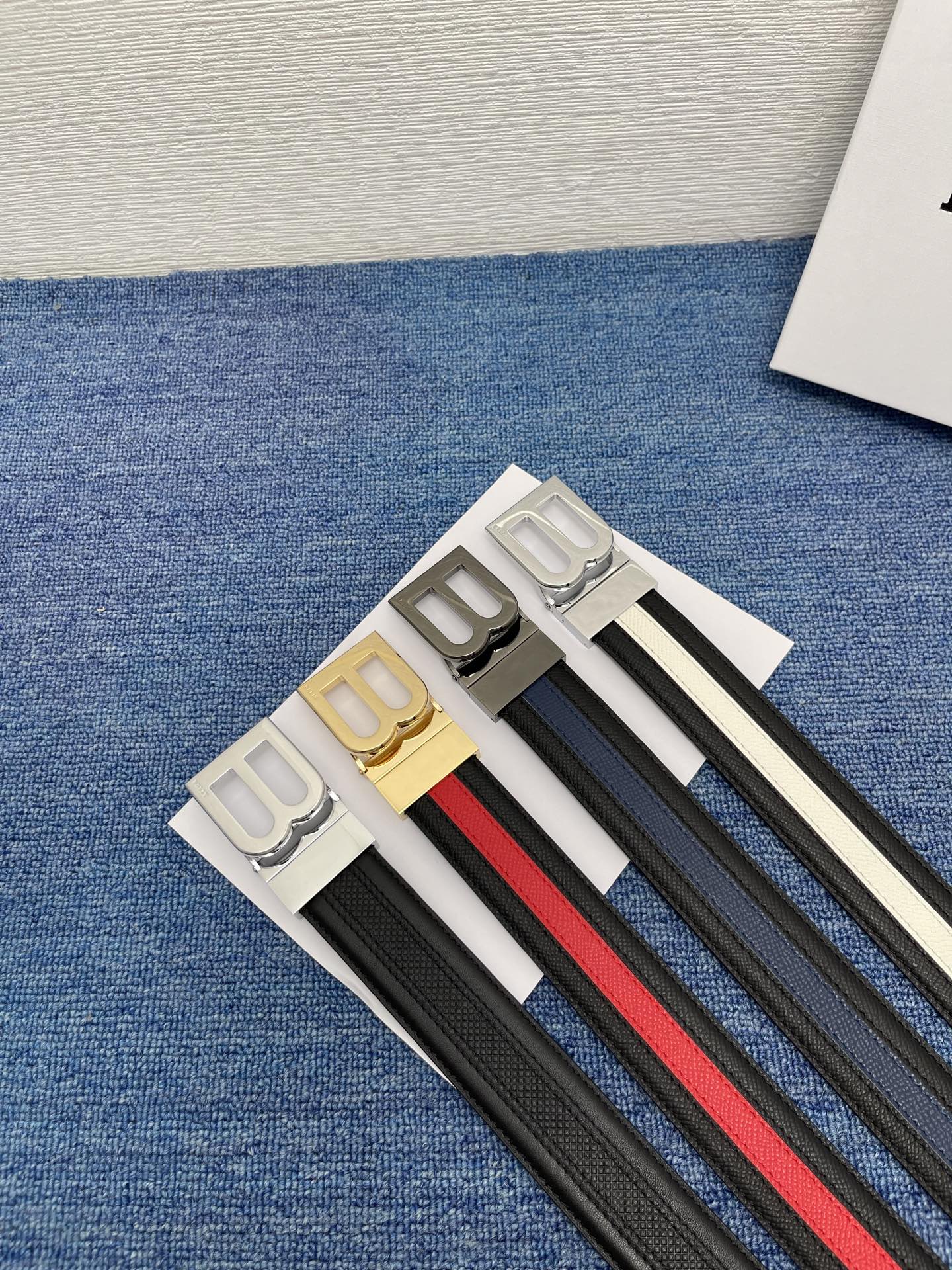 🔴  【品牌】巴利   NO.550  
🔴 【描述】经典系列新品腰带，采用小牛皮完美搭配手工车线，经典
