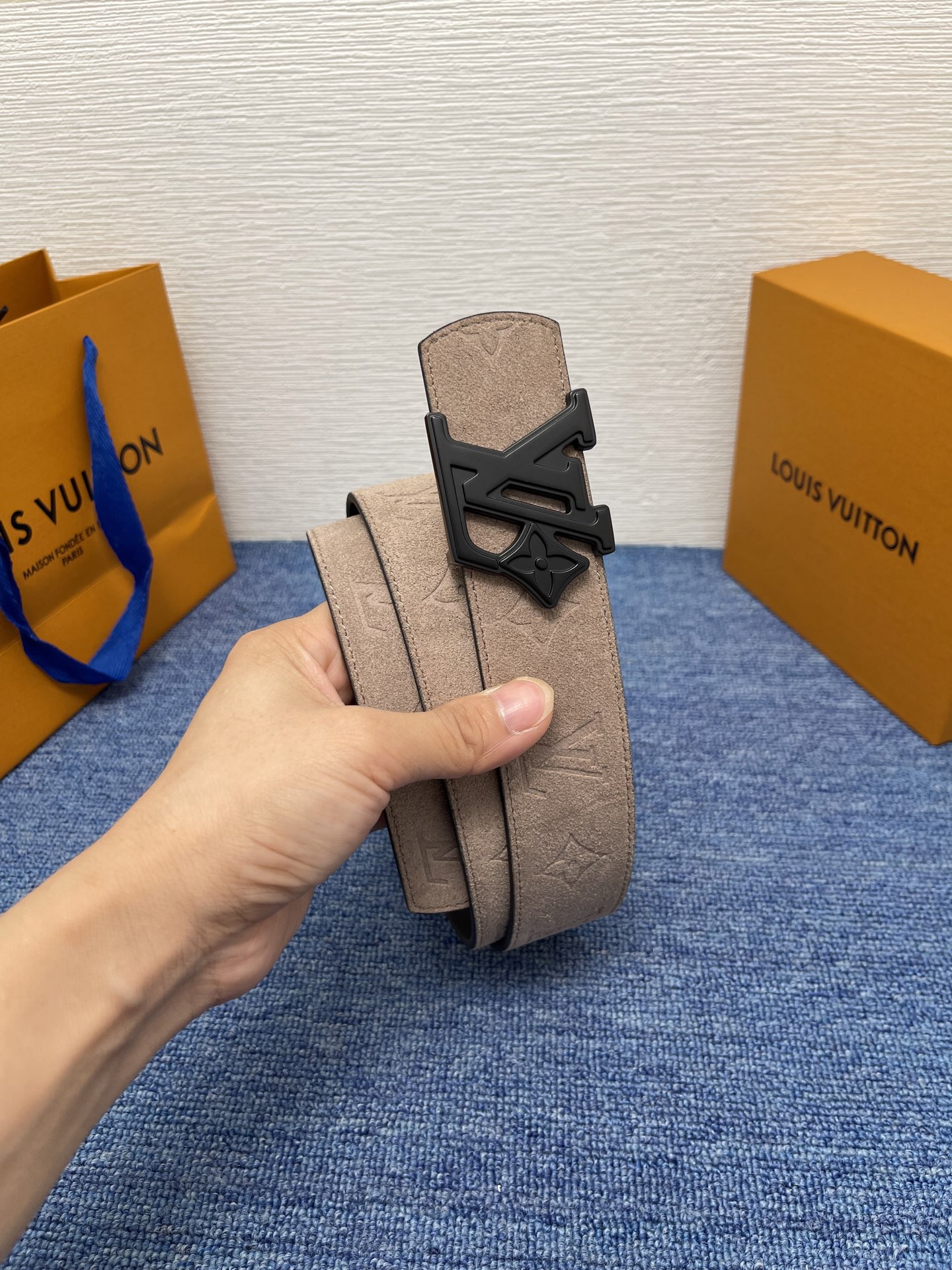 🔴 【品牌】LV  4．0cm 
🔴 【描述】这款饰有LV带扣的腰带配以水牛皮衬里，覆以Monogram