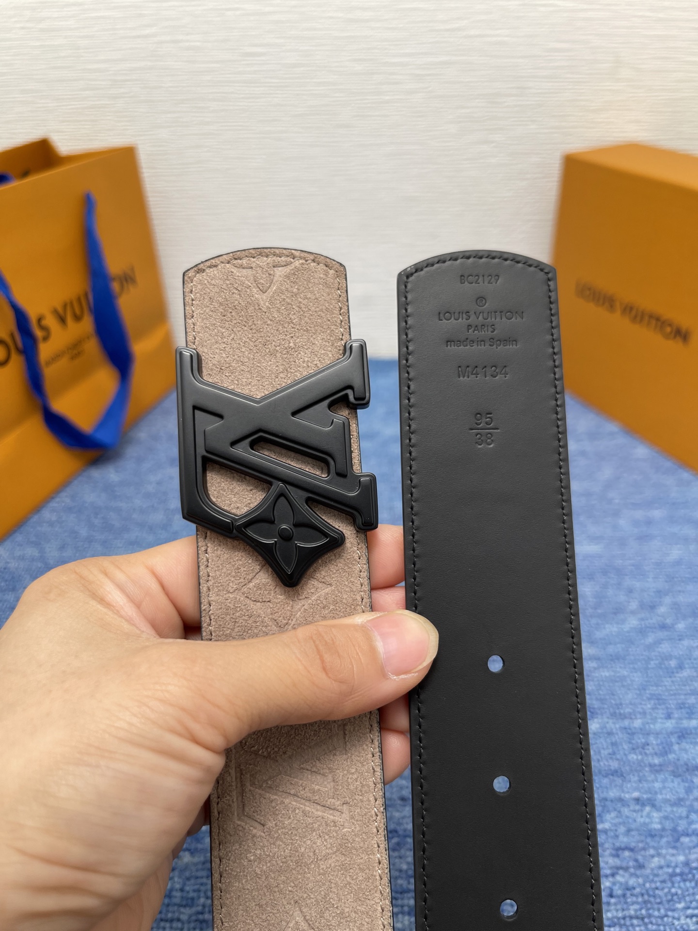 🔴 【品牌】LV  4．0cm 
🔴 【描述】这款饰有LV带扣的腰带配以水牛皮衬里，覆以Monogram