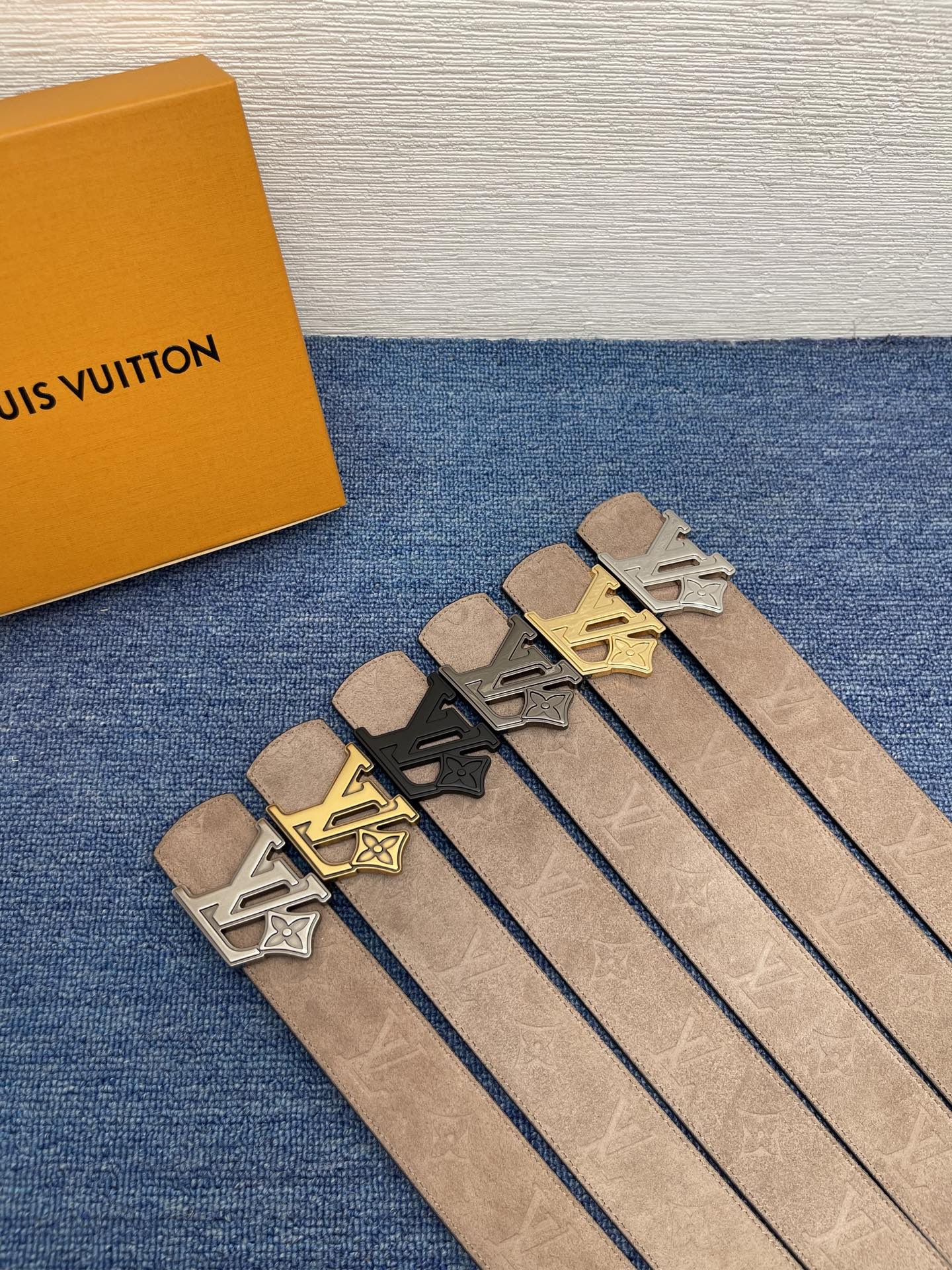 🔴 【品牌】LV  4．0cm 
🔴 【描述】这款饰有LV带扣的腰带配以水牛皮衬里，覆以Monogram