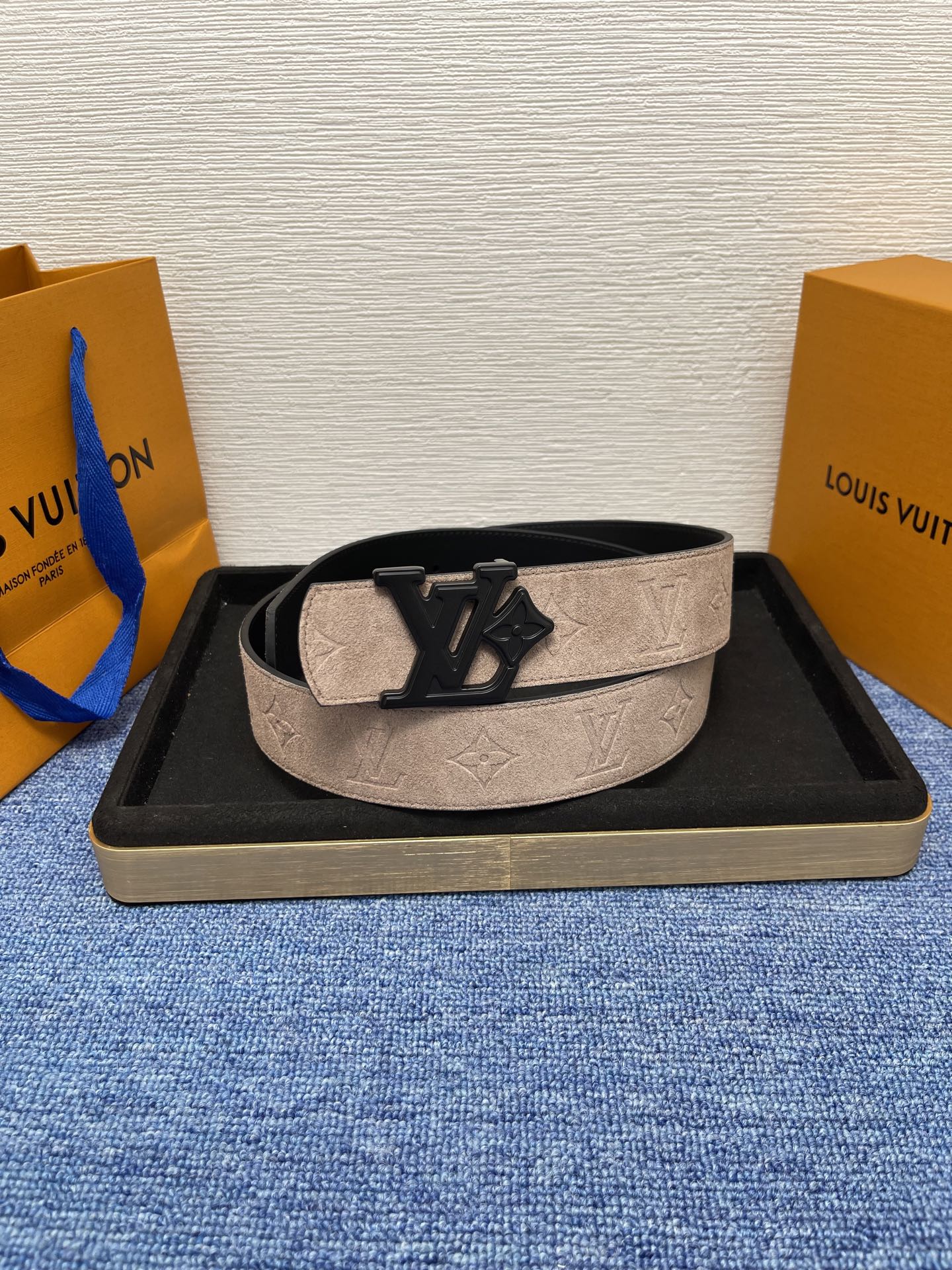 🔴 【品牌】LV  4．0cm 
🔴 【描述】这款饰有LV带扣的腰带配以水牛皮衬里，覆以Monogram