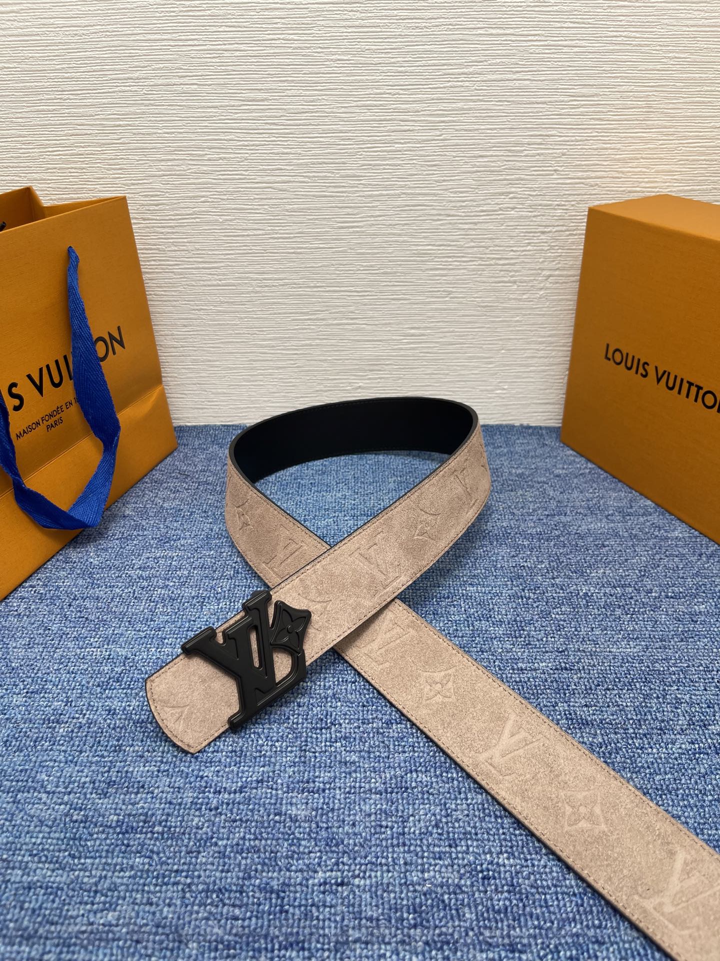🔴 【品牌】LV  4．0cm 
🔴 【描述】这款饰有LV带扣的腰带配以水牛皮衬里，覆以Monogram