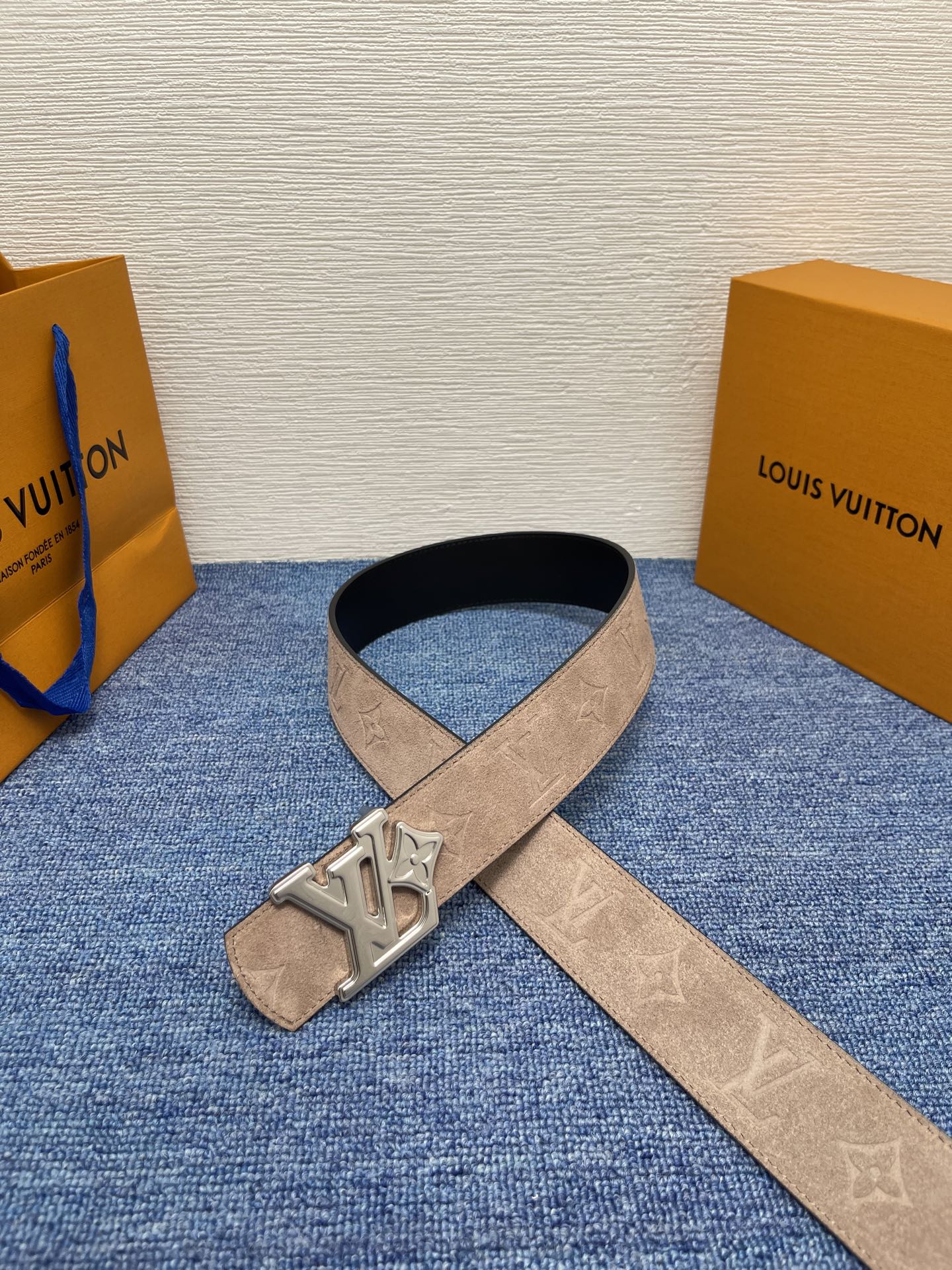 🔴 【品牌】LV  4．0cm 
🔴 【描述】这款饰有LV带扣的腰带配以水牛皮衬里，覆以Monogram