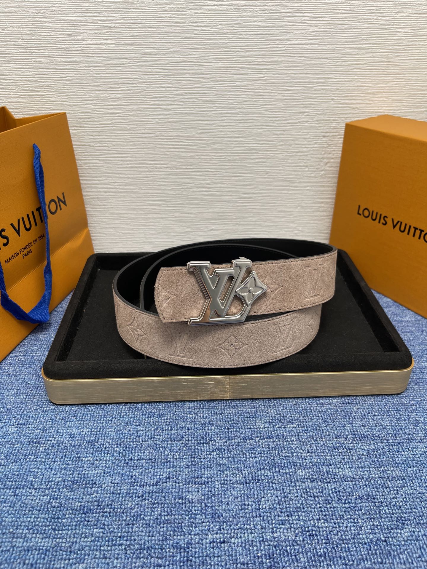 🔴 【品牌】LV  4．0cm 
🔴 【描述】这款饰有LV带扣的腰带配以水牛皮衬里，覆以Monogram