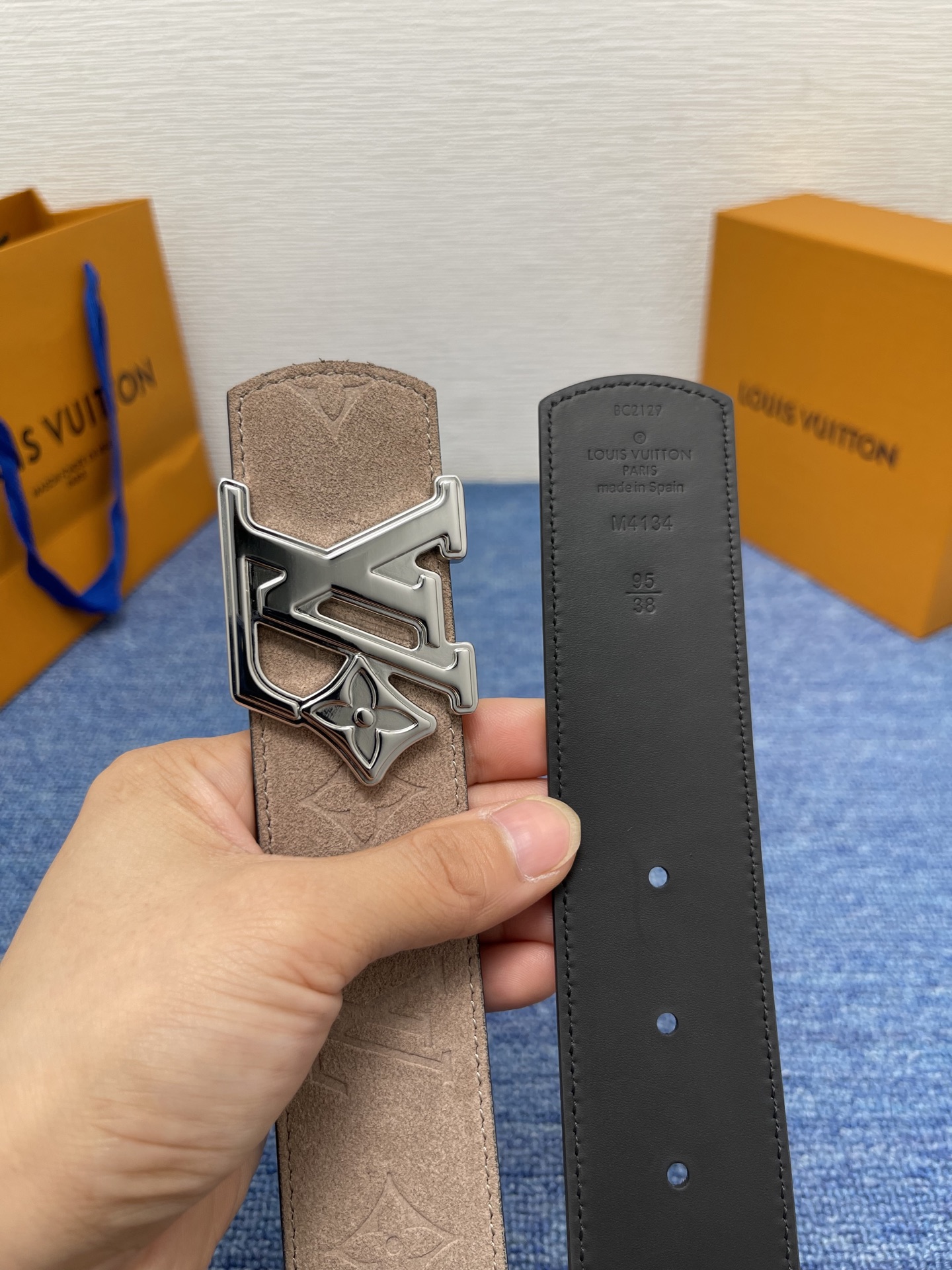 🔴 【品牌】LV  4．0cm 
🔴 【描述】这款饰有LV带扣的腰带配以水牛皮衬里，覆以Monogram
