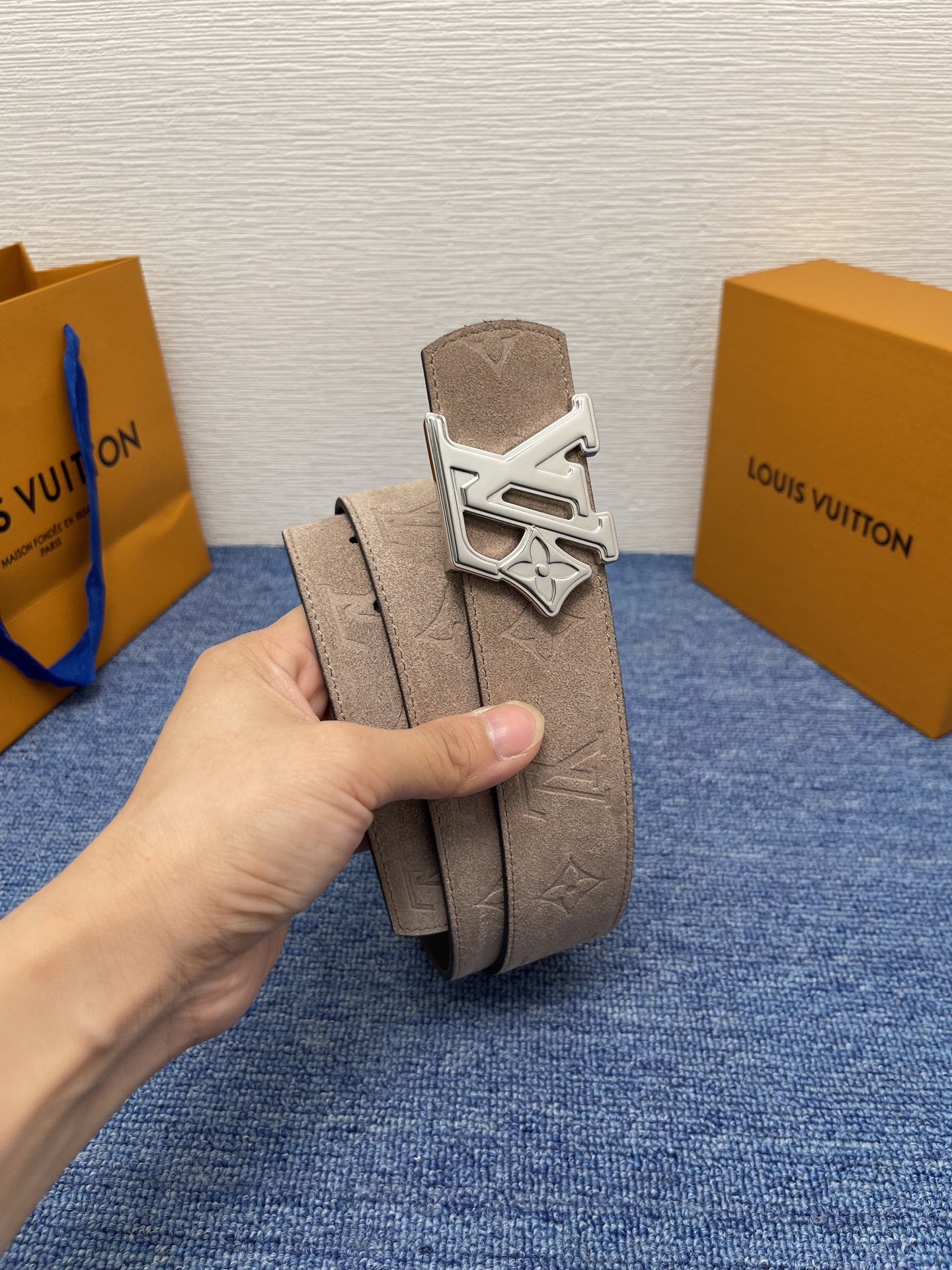 🔴 【品牌】LV  4．0cm 
🔴 【描述】这款饰有LV带扣的腰带配以水牛皮衬里，覆以Monogram