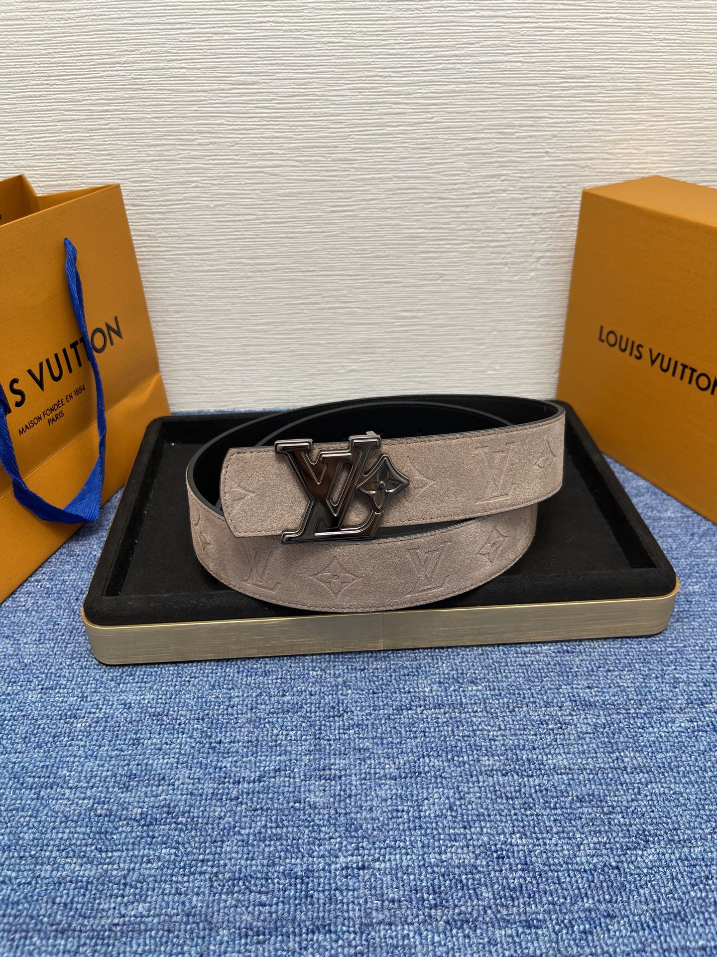 🔴 【品牌】LV  4．0cm 
🔴 【描述】这款饰有LV带扣的腰带配以水牛皮衬里，覆以Monogram