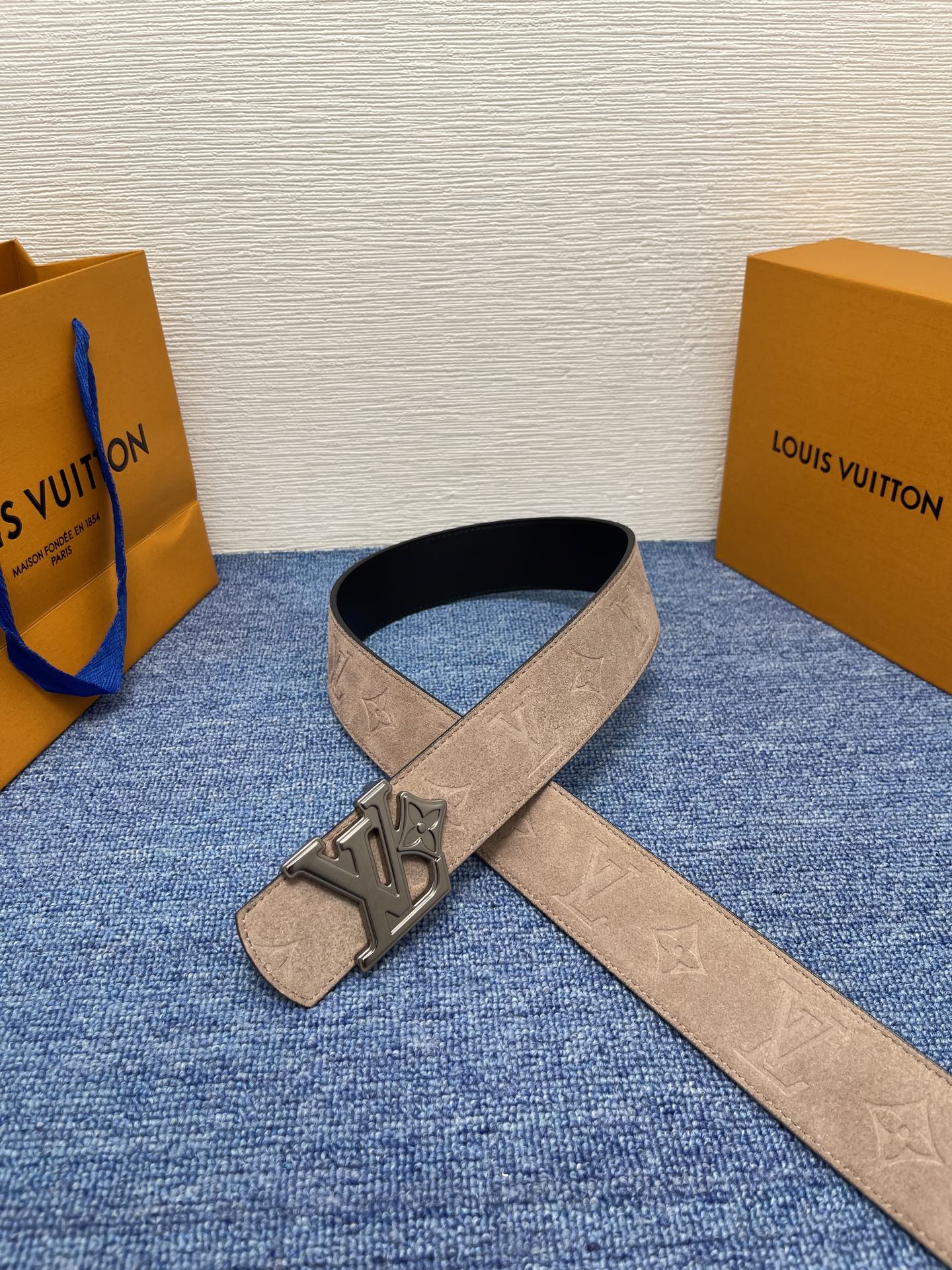 🔴 【品牌】LV  4．0cm 
🔴 【描述】这款饰有LV带扣的腰带配以水牛皮衬里，覆以Monogram