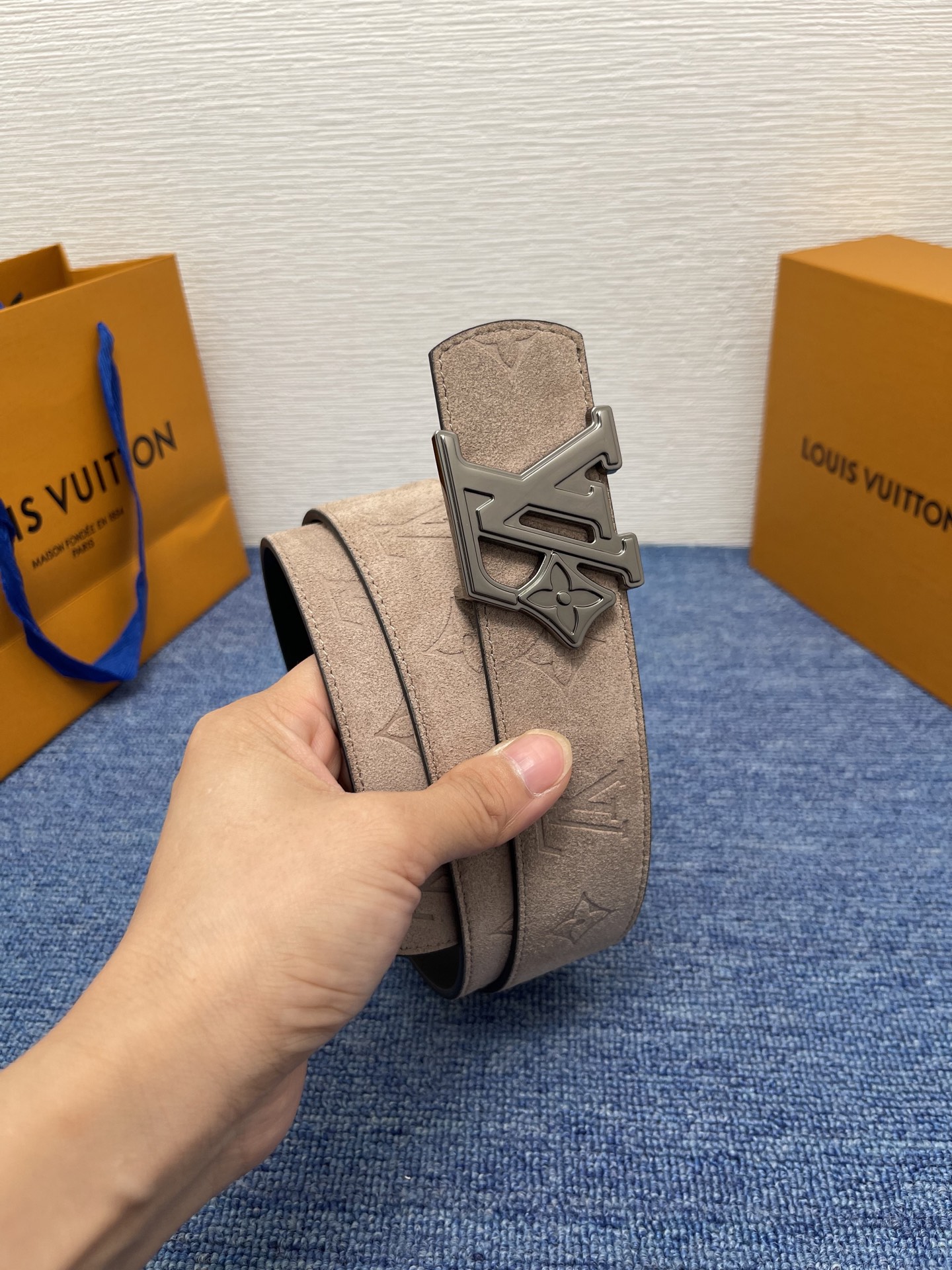 🔴 【品牌】LV  4．0cm 
🔴 【描述】这款饰有LV带扣的腰带配以水牛皮衬里，覆以Monogram