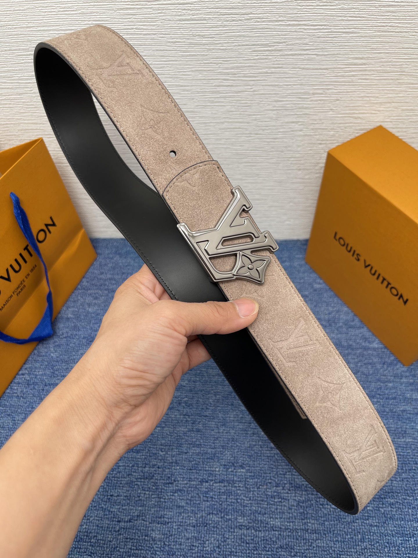 🔴 【品牌】LV  4．0cm 
🔴 【描述】这款饰有LV带扣的腰带配以水牛皮衬里，覆以Monogram