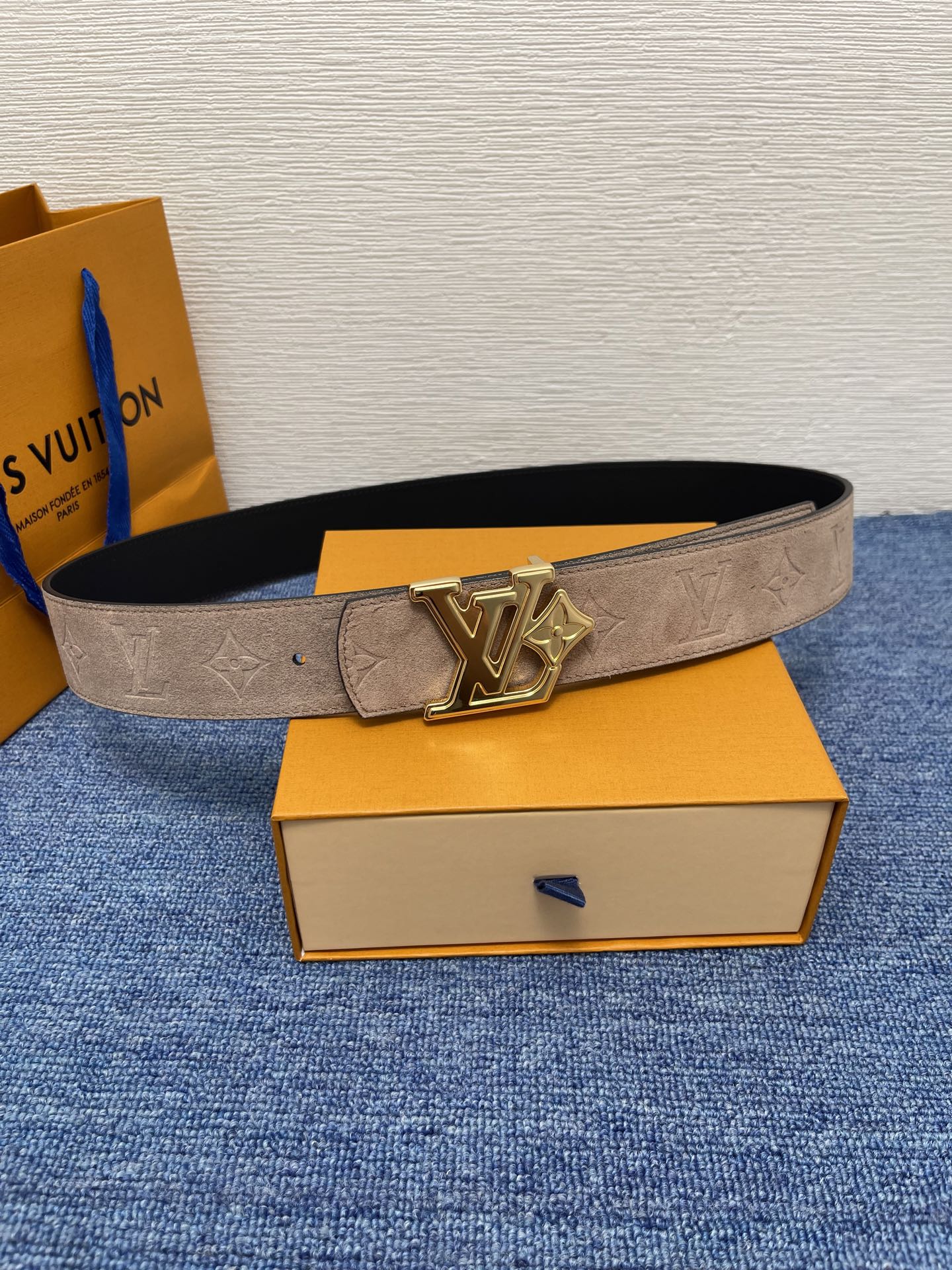 🔴 【品牌】LV  4．0cm 
🔴 【描述】这款饰有LV带扣的腰带配以水牛皮衬里，覆以Monogram